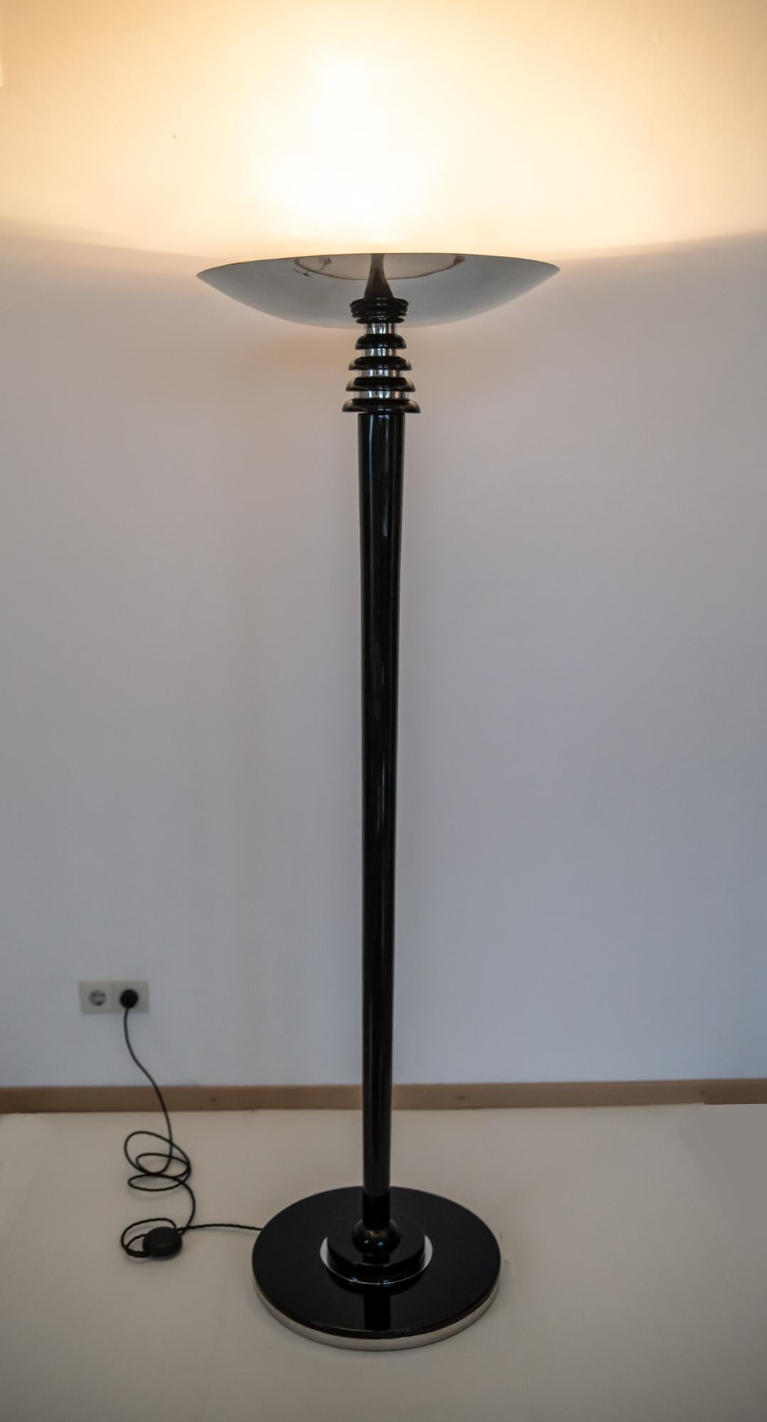 French Art Deco Floor Lamp, Black Lacquer and Chrome, Paris, circa 1930-1940