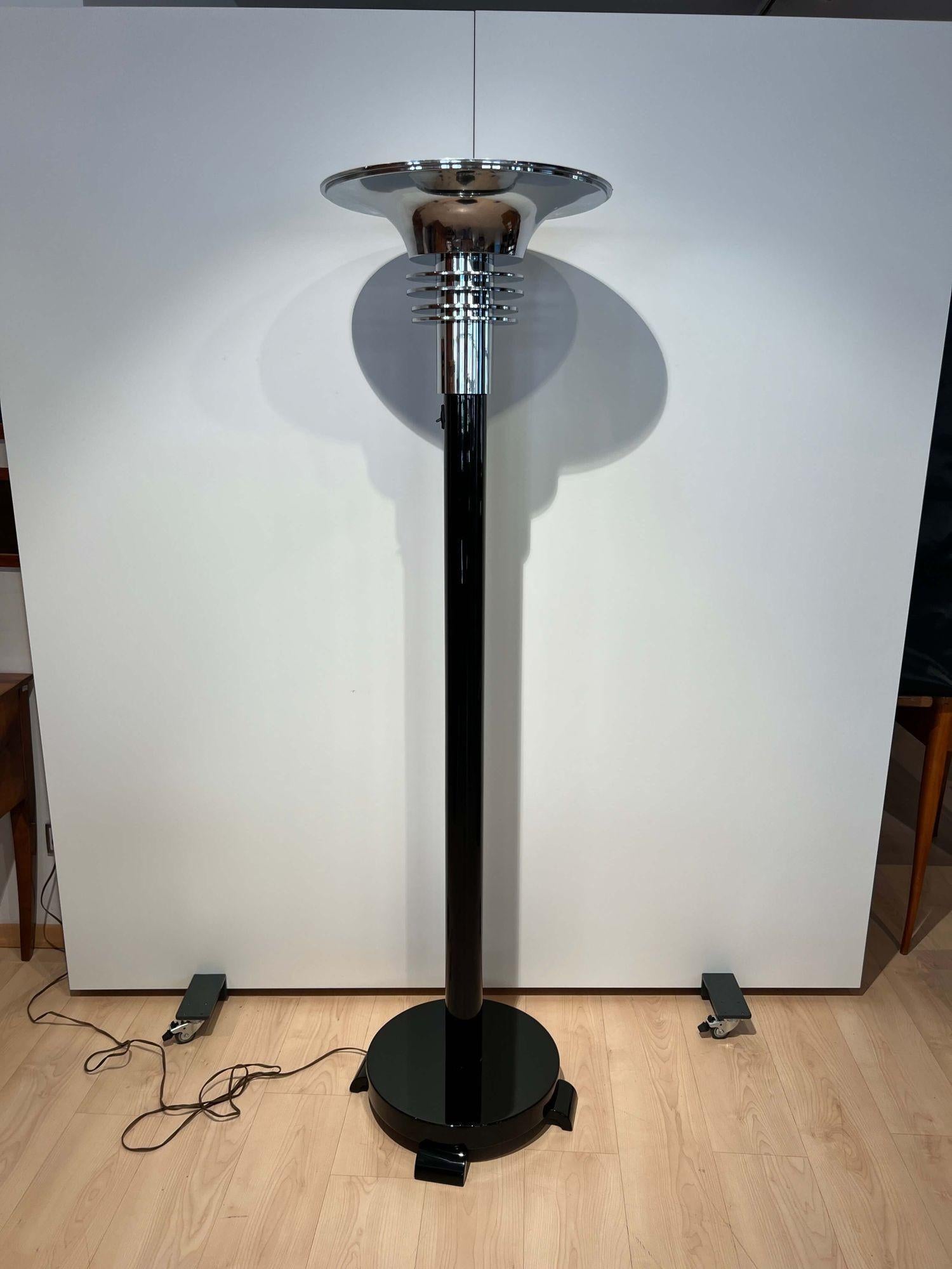Art Deco floor lamp, Black Lacquer, Chrome, France circa 1930
 
Wooden pillar lacquered and polished in high-gloss black piano lacquer.
Chrome-plated shade and cuff with 4 four decorative rings.
Standing on a round base with 4 legs.
Switch to