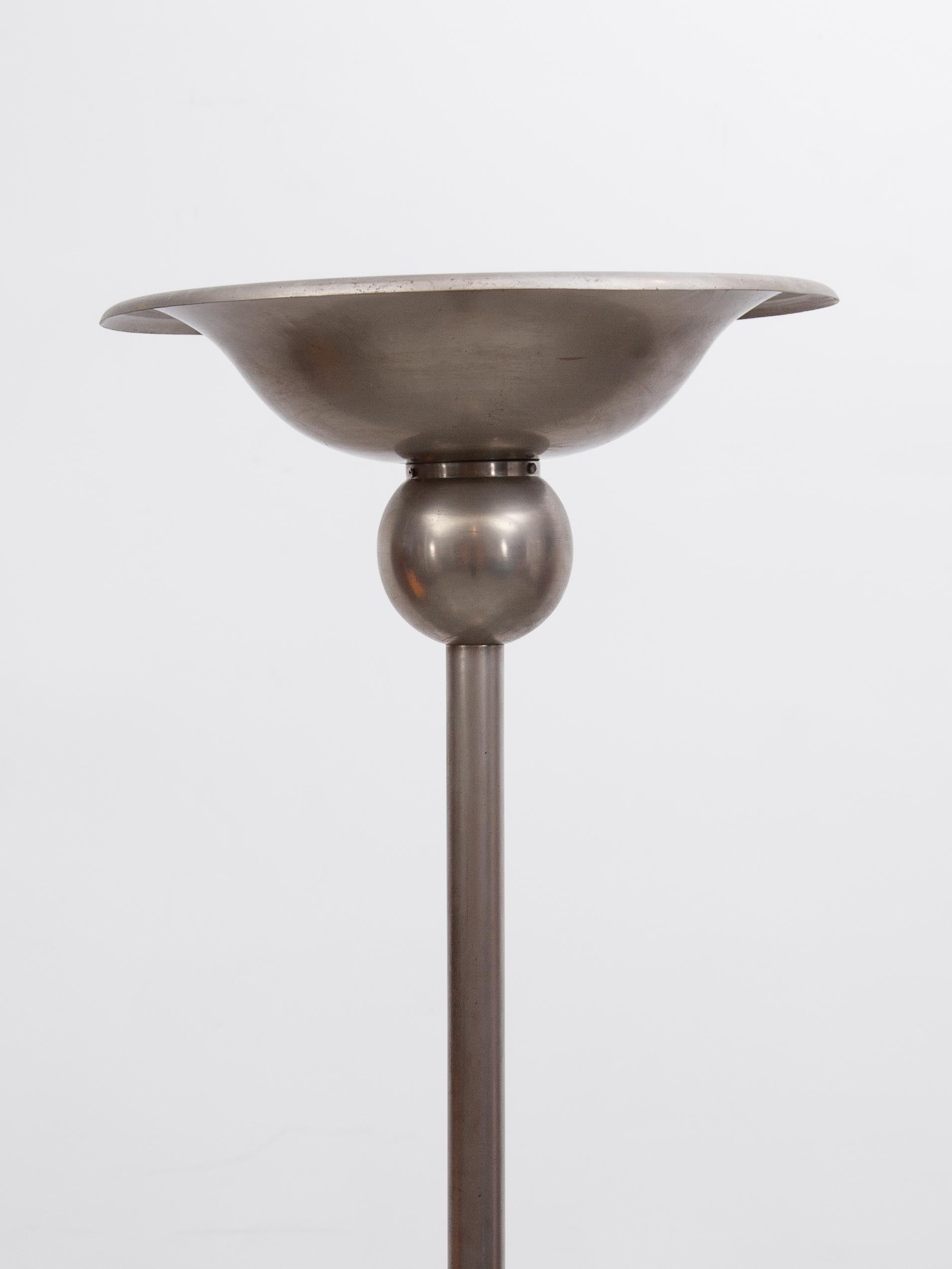 Eine ausgesprochen stilvolle Art Deco Stehlampe aus Metall mit vernickeltem Sockel, Stiel und Lampenschirm, ein Deckenfluter mit 3 Fassungen für E 27 Fassungen, entworfen von Wilhelm.H. Gispen für die Manufaktur Gispen. Die Stehlampe verleiht jedem