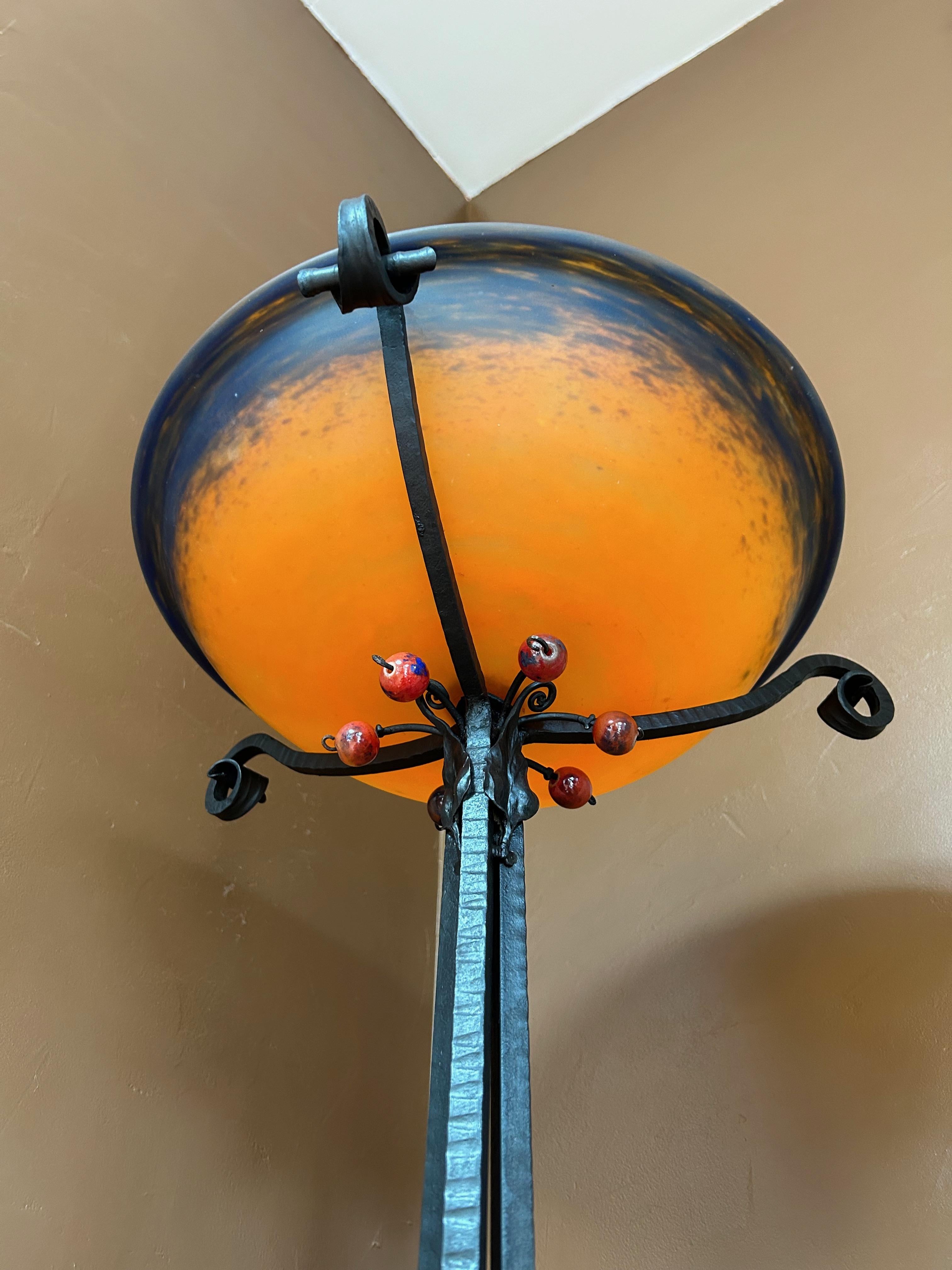 Lampada da terra Art Deco del 1925 circa.
Base in ferro battuto di Jules Cayette.
Vetreria di Charles Schneider.
1 vasca di 40 cm di diametro e 6 sfere di vetro soffiato.
In perfette condizioni, elettrificato, 3 luci.

Altezza: 167,5 cm
Diametro