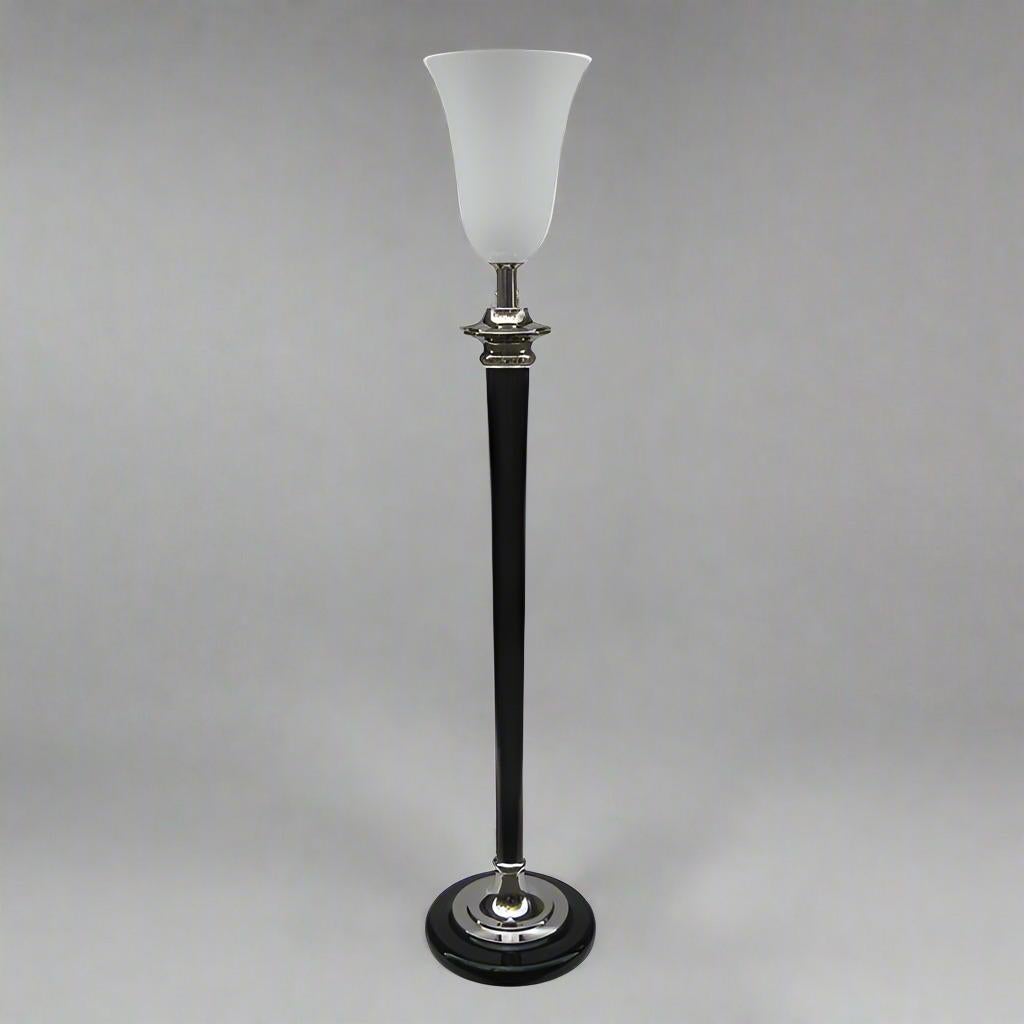 Lámpara de pie Art Déco diseñada por Mazda en Italia. Herrajes de níquel pulido con columna cónica lacada en negro y pantalla perfilada de cristal blanco. Electrificado para el mercado estadounidense. Pareja disponible.
Dimensiones:
H:70 Diámetro de