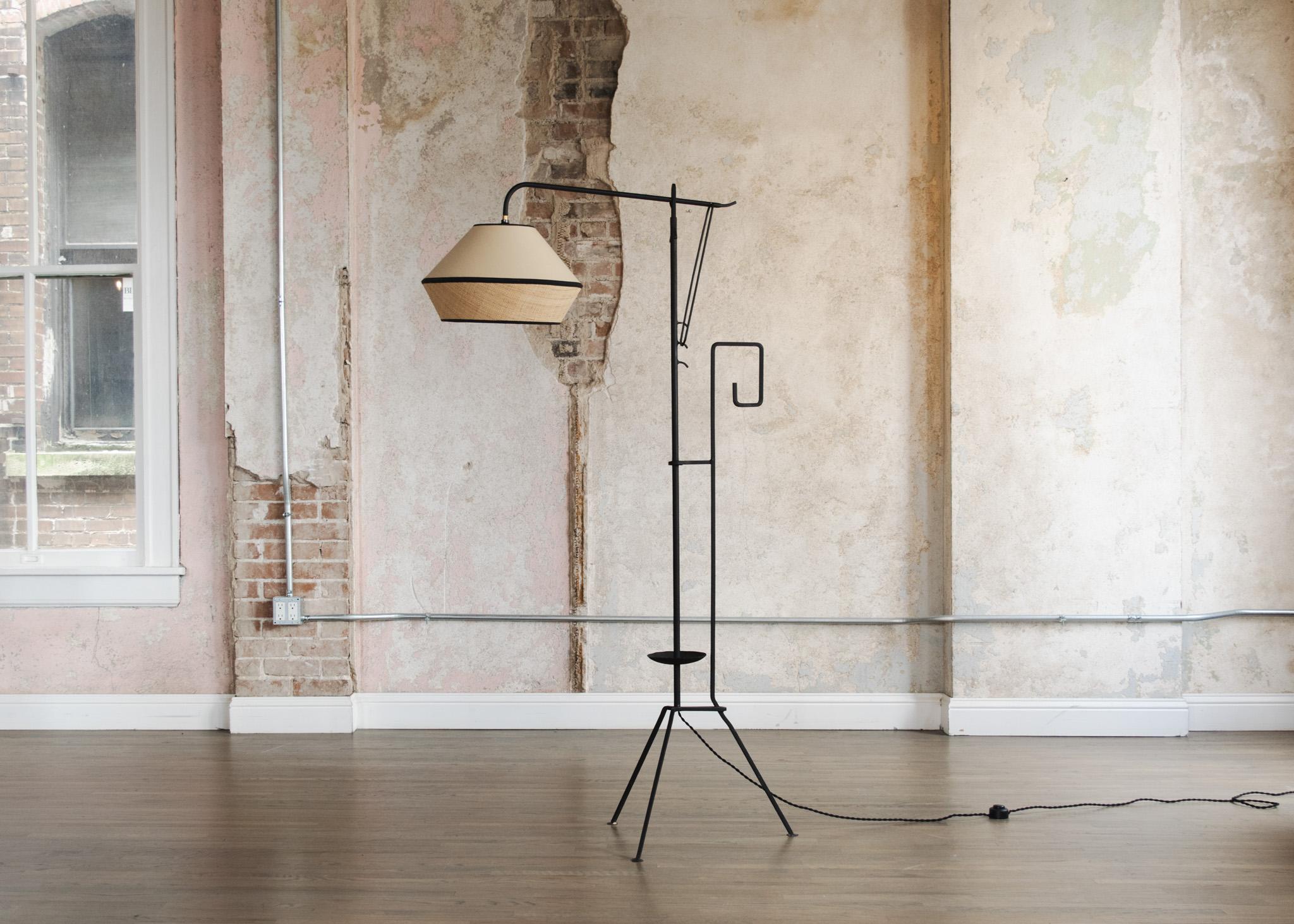 Lámpara de pie Art Decó regulable con una nueva pantalla personalizada, al estilo de Jacques Adnet. La altura de la pieza oscila entre 65,4 y 73,2 y está cableada para EEUU. 

