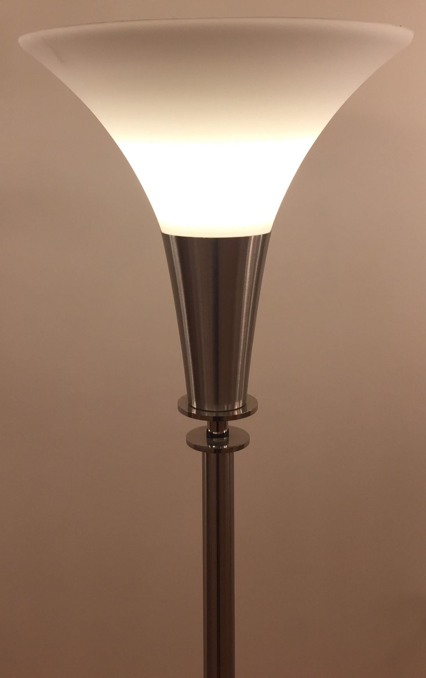 Floor lamp inspired by the Art Deco spirit with a light dimmer.