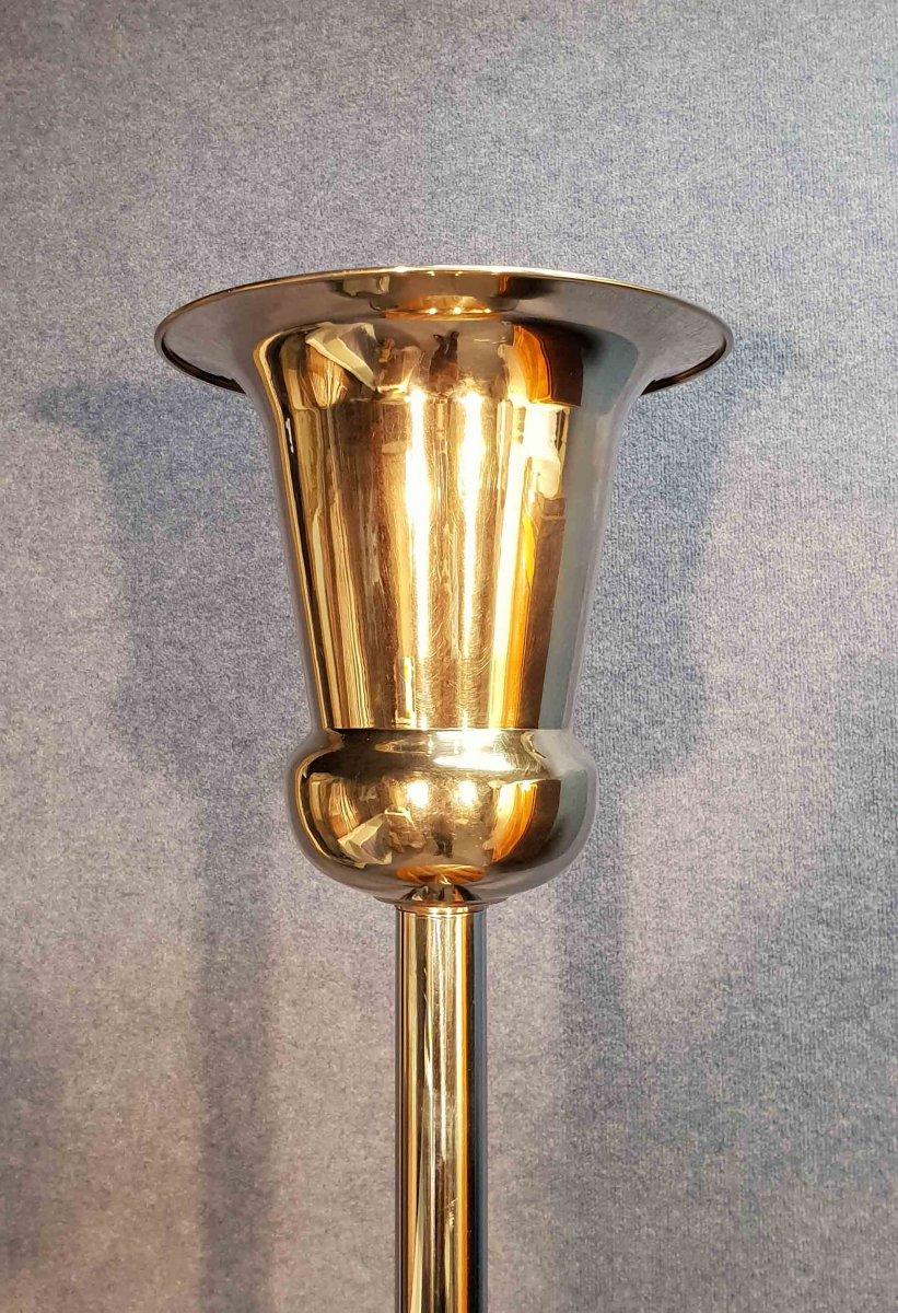 Large floor lamp from the Art Deco period circa 1930

In chrome-plated brass and blond walnut, the lower part has a large-diameter chrome-plated barrel terminated at each end by small molded capitals and supporting a walnut top forming a pedestal