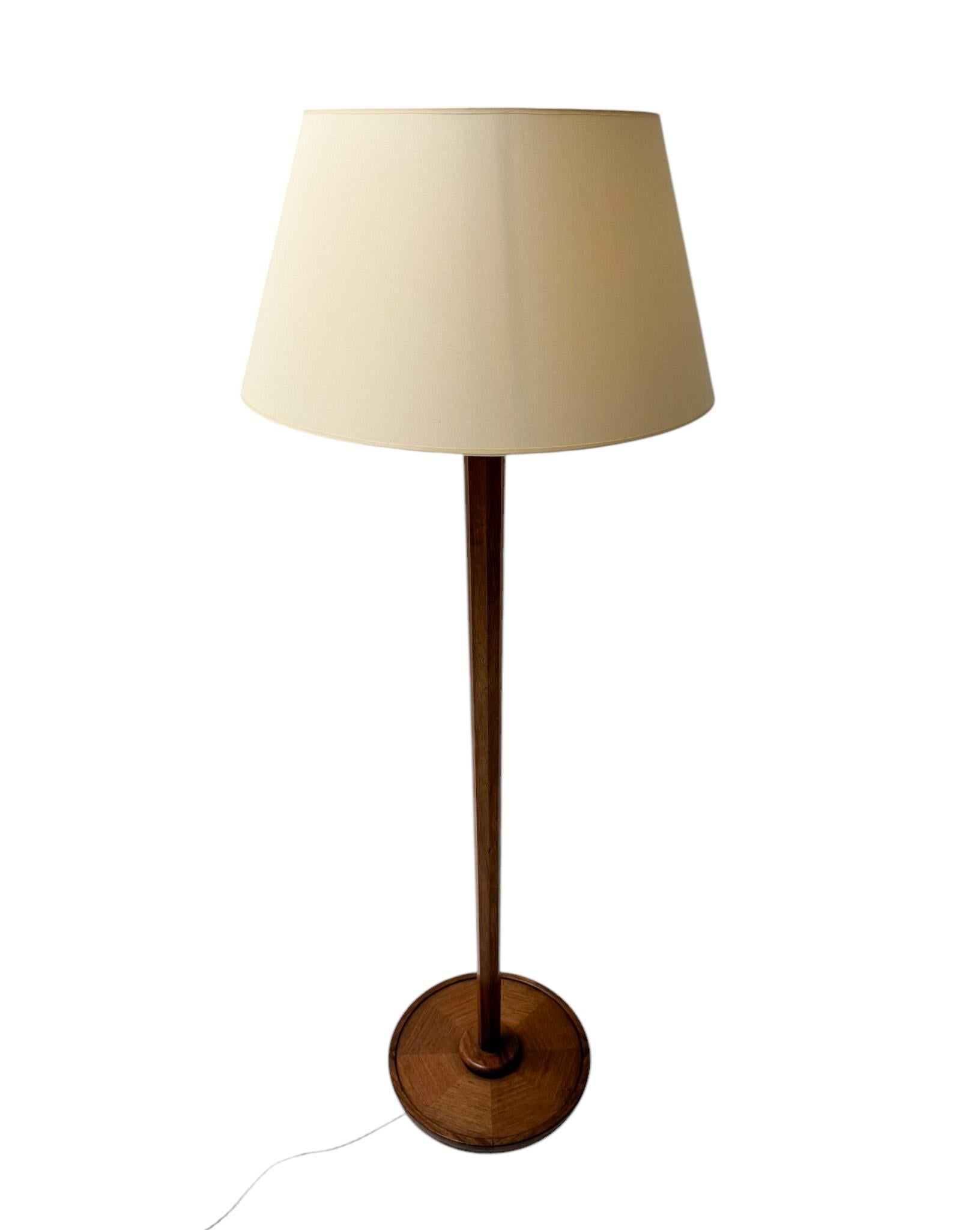 Splendida ed elegante lampada da terra in stile Art Déco.
Un sorprendente design francese del 1930.
Base in noce massiccio con paralume in tessuto nuovo.
Ricablato con una presa per lampadina E-27.
Questa splendida lampada da terra Art Déco con