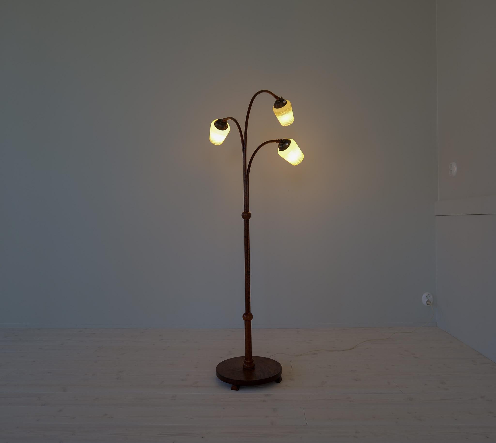 Stehlampe im Art déco-Stil aus Birkenholz, Bark und gebeizter Ulme, Schweden 1940er Jahre im Angebot 9