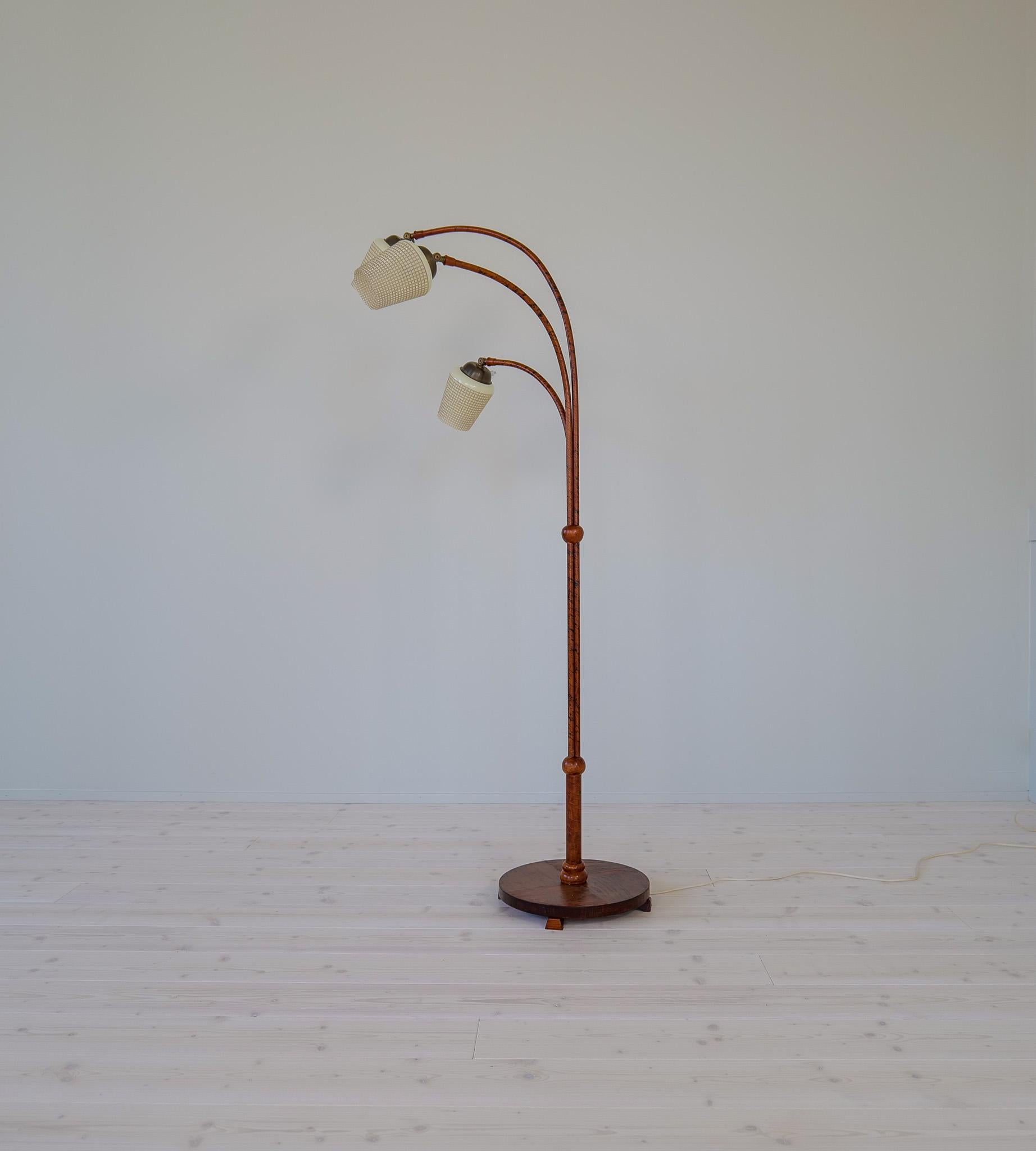 Ce lampadaire Art déco en écorce de bouleau et orme teinté a été fabriqué en Suède dans les années 1940. La base est en orme teinté, avec une tige en écorce de bouleau avec des nœuds. Les abat-jour sont en verre. 

Bon état vintage avec quelques