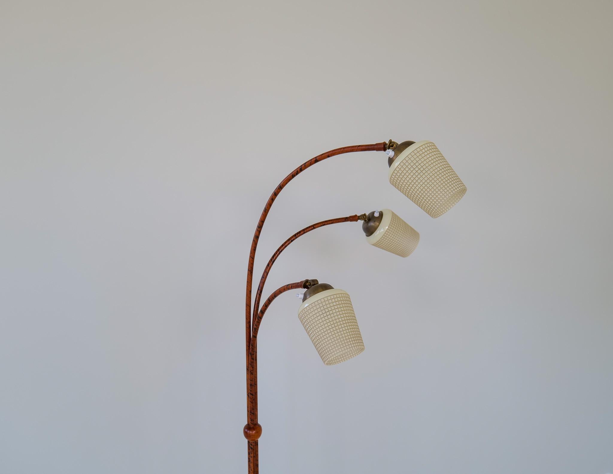 Stehlampe im Art déco-Stil aus Birkenholz, Bark und gebeizter Ulme, Schweden 1940er Jahre im Zustand „Gut“ im Angebot in Hillringsberg, SE