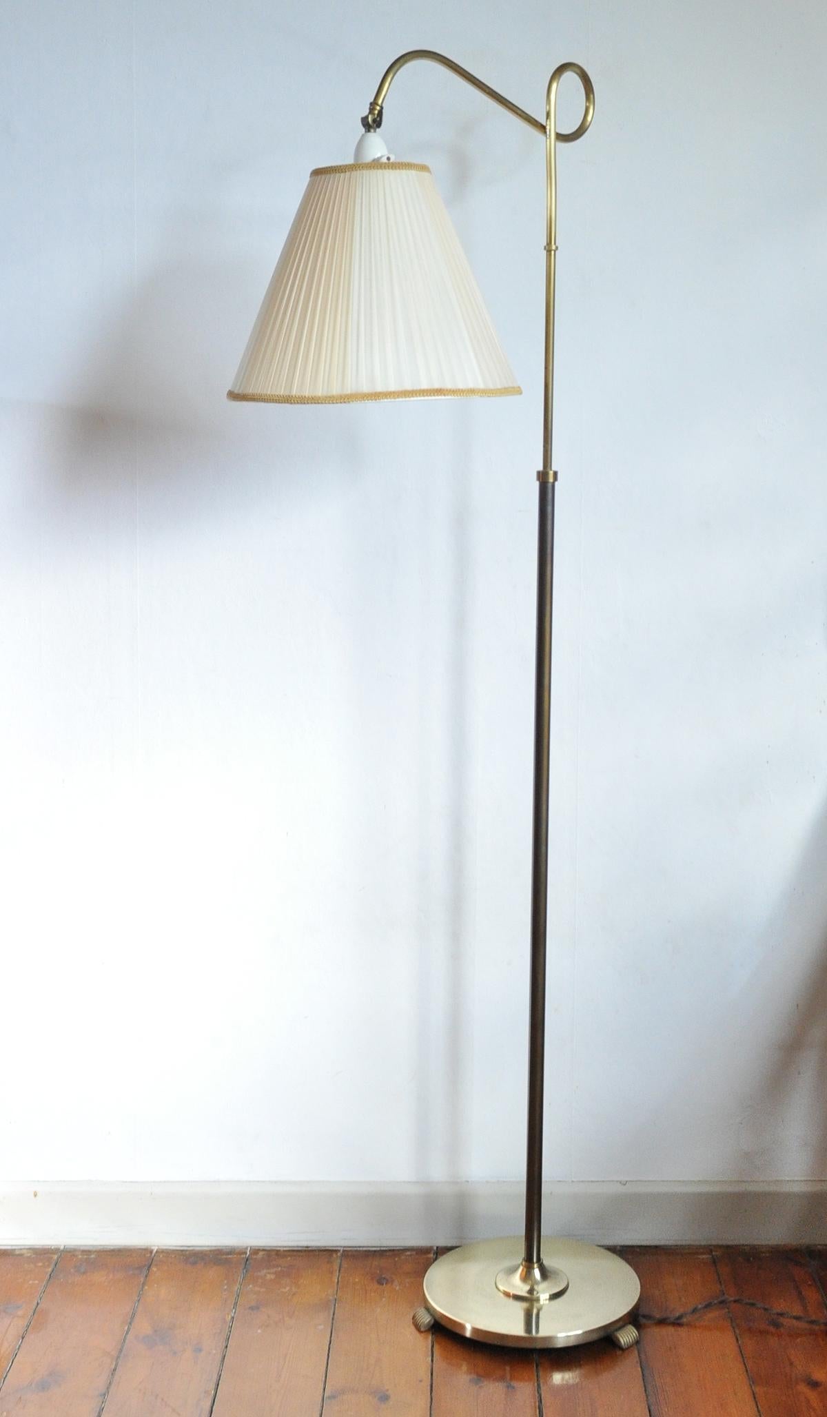 Art Deco floor lamp in brass and browned brass with original shade.
The height can be adjusted telescopically and the curved section can be rotated. Probably made by Norwegian Astra.

Signs of wear and use.
Measures: Shade size: diameter