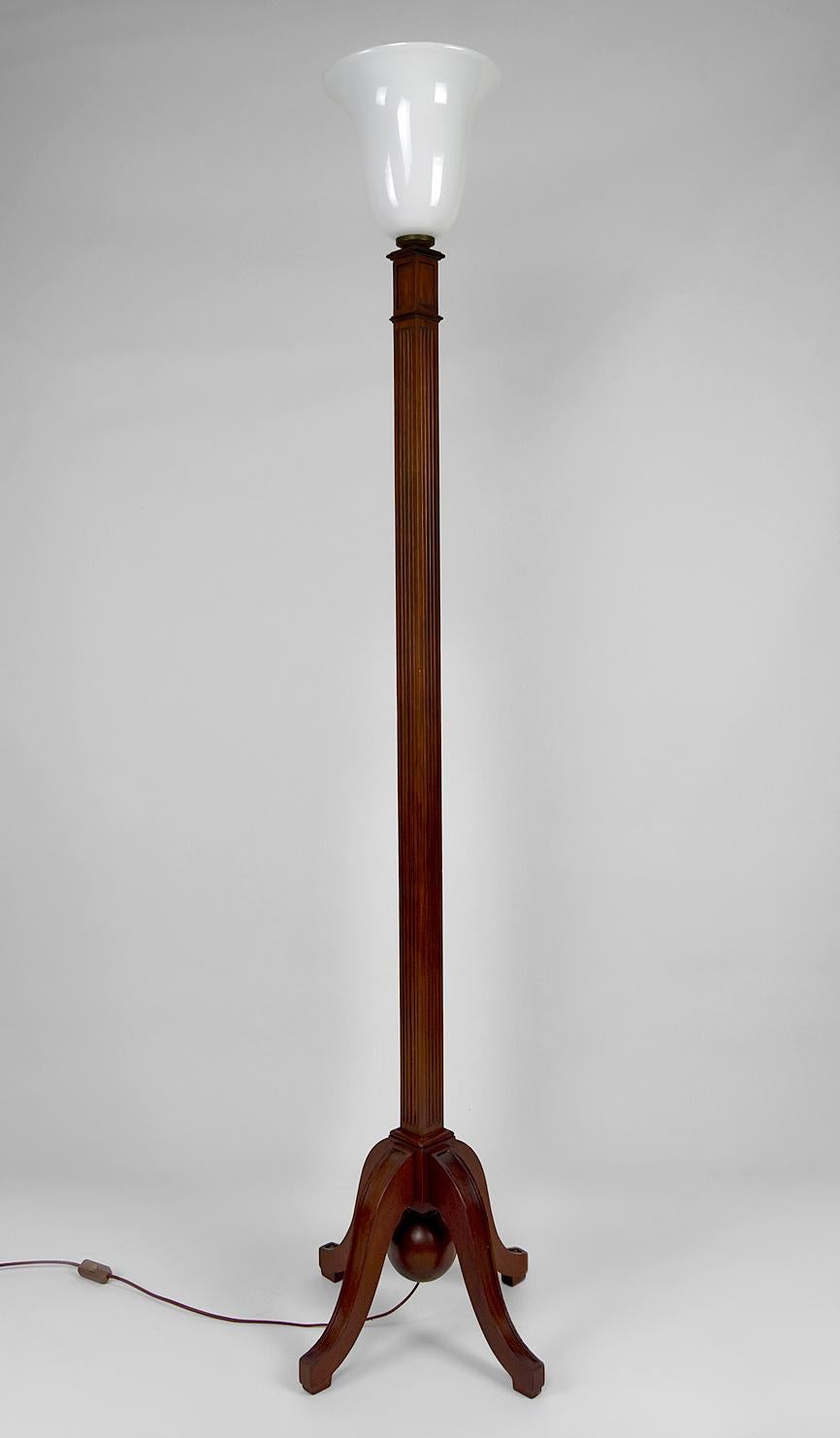 Magnifique lampadaire en bois de hêtre sculpté avec une base quadripode. Son abat-jour en opaline blanche de type Mazda est soutenu par un couvercle en laiton patiné.

Art déco, France, vers 1920-1925.

En très bon état, restauration