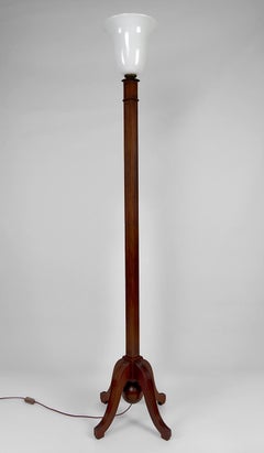 Lampada da terra Art Carved in faggio intagliato con opalina, Francia, circa 1920