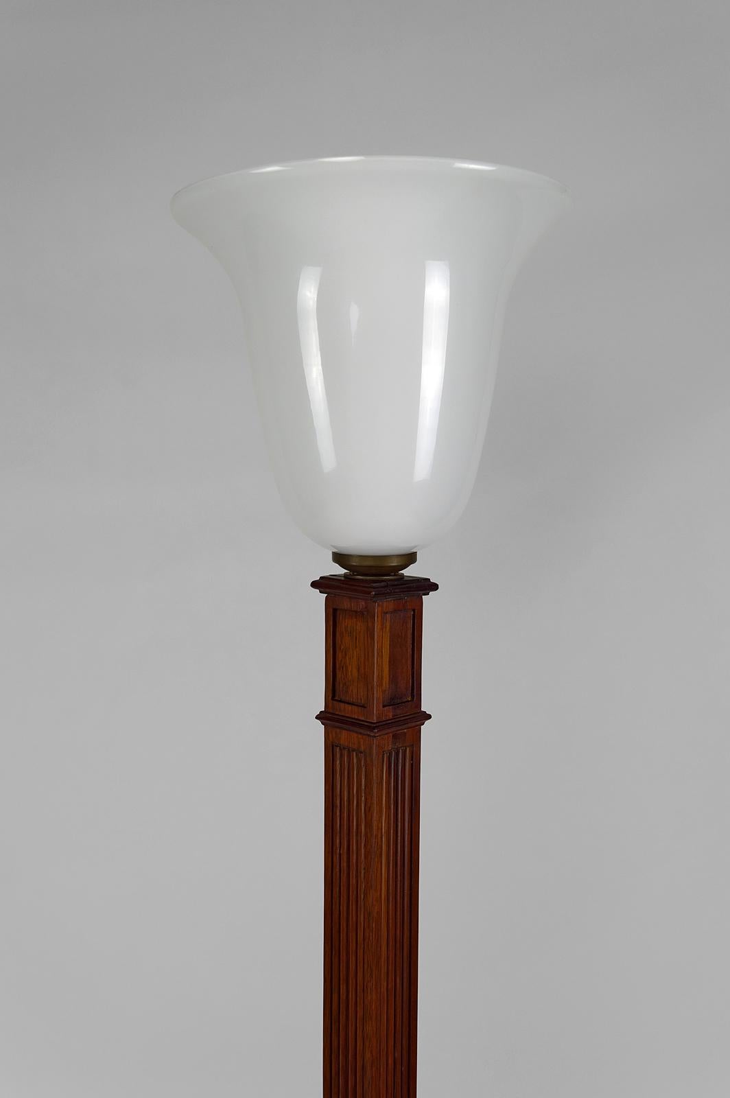 Art Deco Floor Lamp in Carved Beech with Opaline, France, circa 1920 In Good Condition For Sale In VÉZELAY, FR