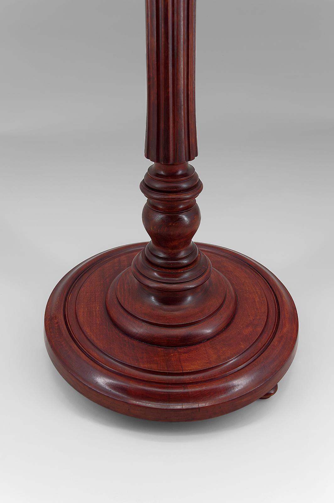Lampada da terra Art Deco in legno intagliato e opalino, Francia, circa 1925 in vendita 2