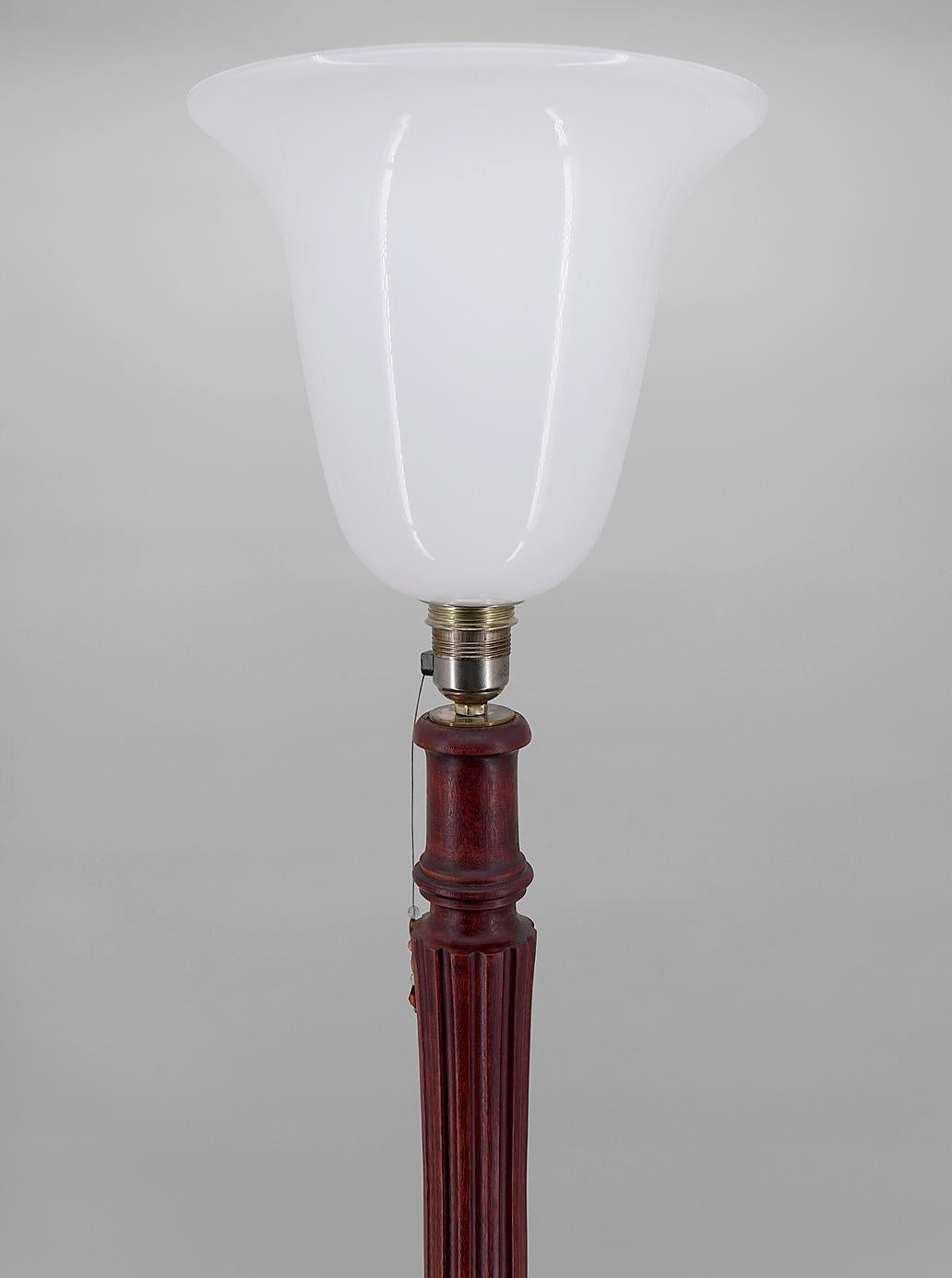 Francese Lampada da terra Art Deco in legno intagliato e opalino, Francia, circa 1925 in vendita