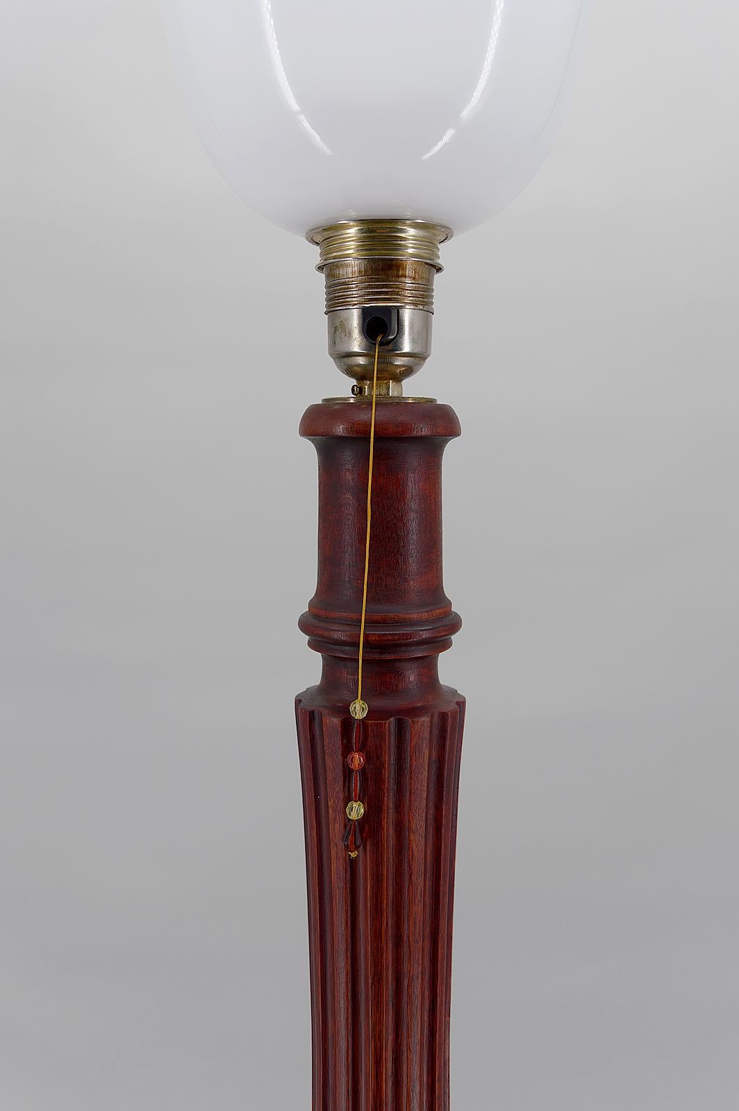 Mordenzato Lampada da terra Art Deco in legno intagliato e opalino, Francia, circa 1925 in vendita