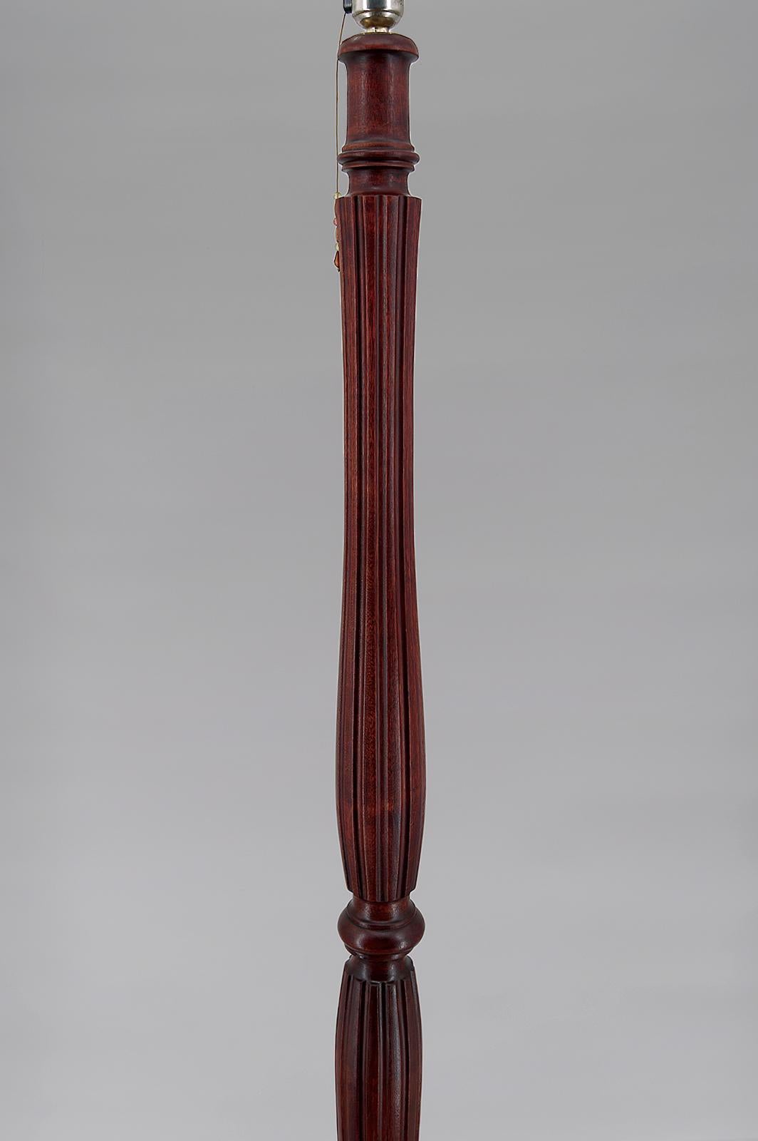 Lampada da terra Art Deco in legno intagliato e opalino, Francia, circa 1925 In condizioni buone in vendita a VÉZELAY, FR