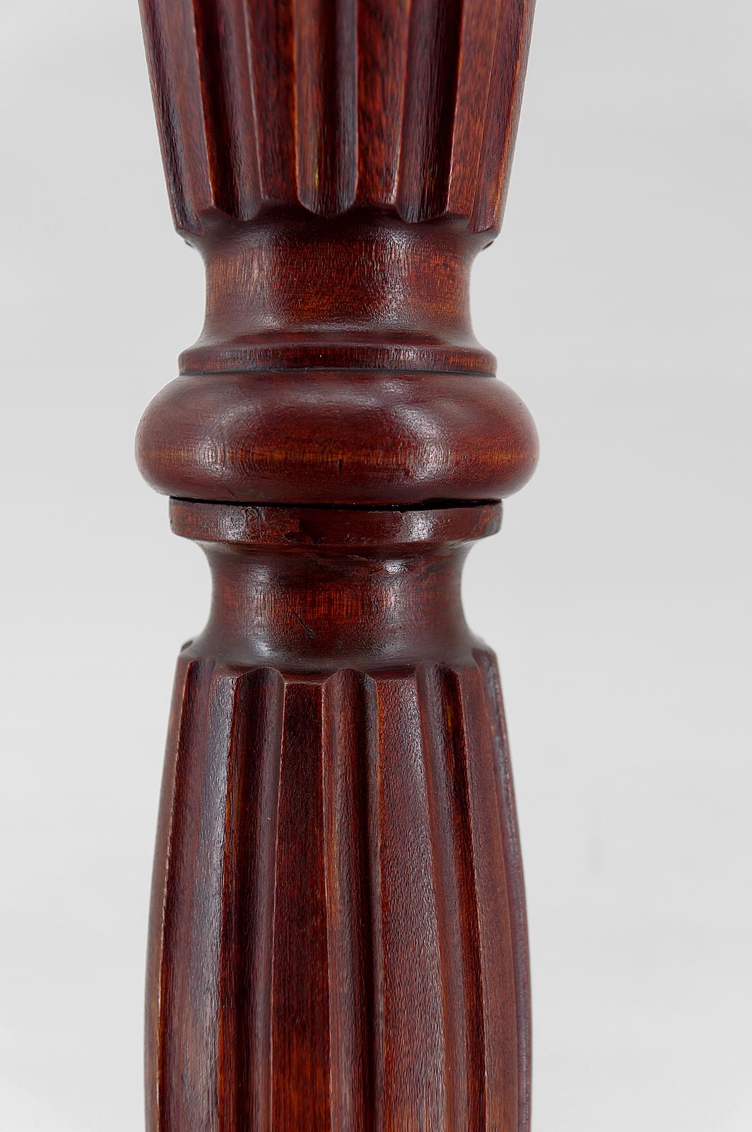 Inizio XX secolo Lampada da terra Art Deco in legno intagliato e opalino, Francia, circa 1925 in vendita