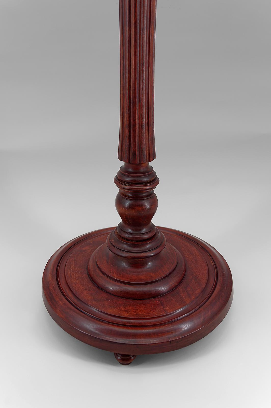 Vetro Lampada da terra Art Deco in legno intagliato e opalino, Francia, circa 1925 in vendita