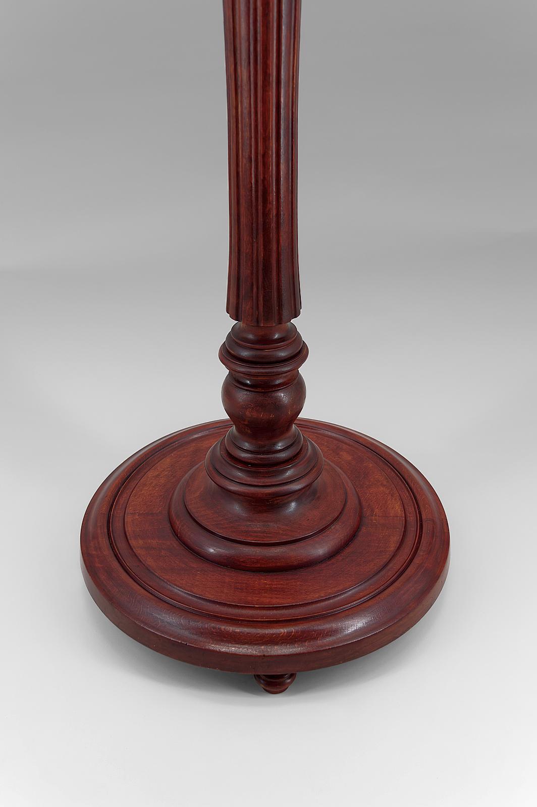 Lampada da terra Art Deco in legno intagliato e opalino, Francia, circa 1925 in vendita 1