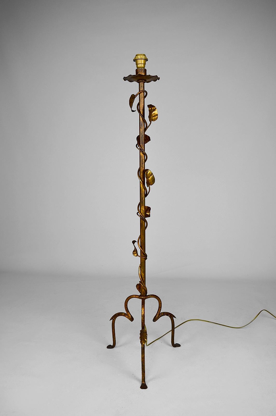 Elegant floor lamp in gilded wrought iron.
Tripod, depicting climbing plants.

Art Deco, France, around 1940-1950.

In good condition, electricity redone.

Dimensions :
Height 130cm
Diameter 40cm

Don't hesitate to contact us for a delivery quote.