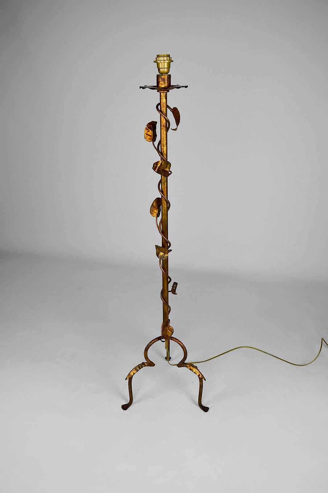 Art Deco Floor Lamp in Gilded Wrought Iron, France, circa 1940 In Good Condition In VÉZELAY, FR