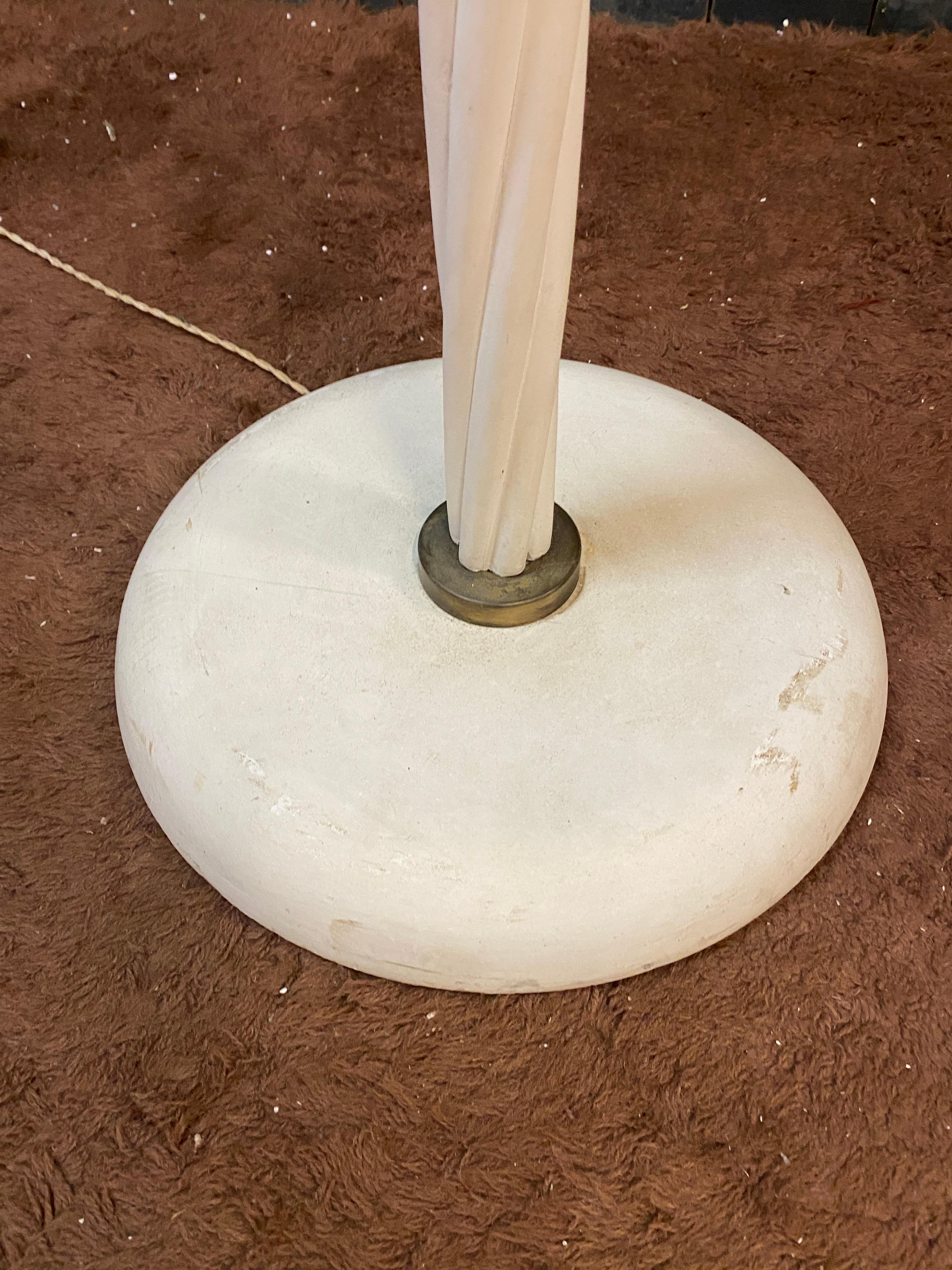 Lámpara de pie Art Decó de madera lacada y latón circa 1930/1940 mediados del siglo XX en venta