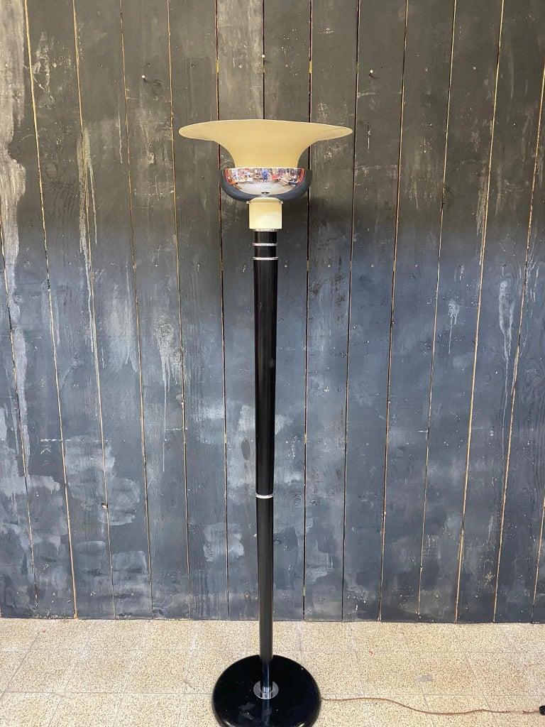 Stehlampe im Art déco-Stil aus lackiertem Holz, Metall und Chrom (20. Jahrhundert) im Angebot