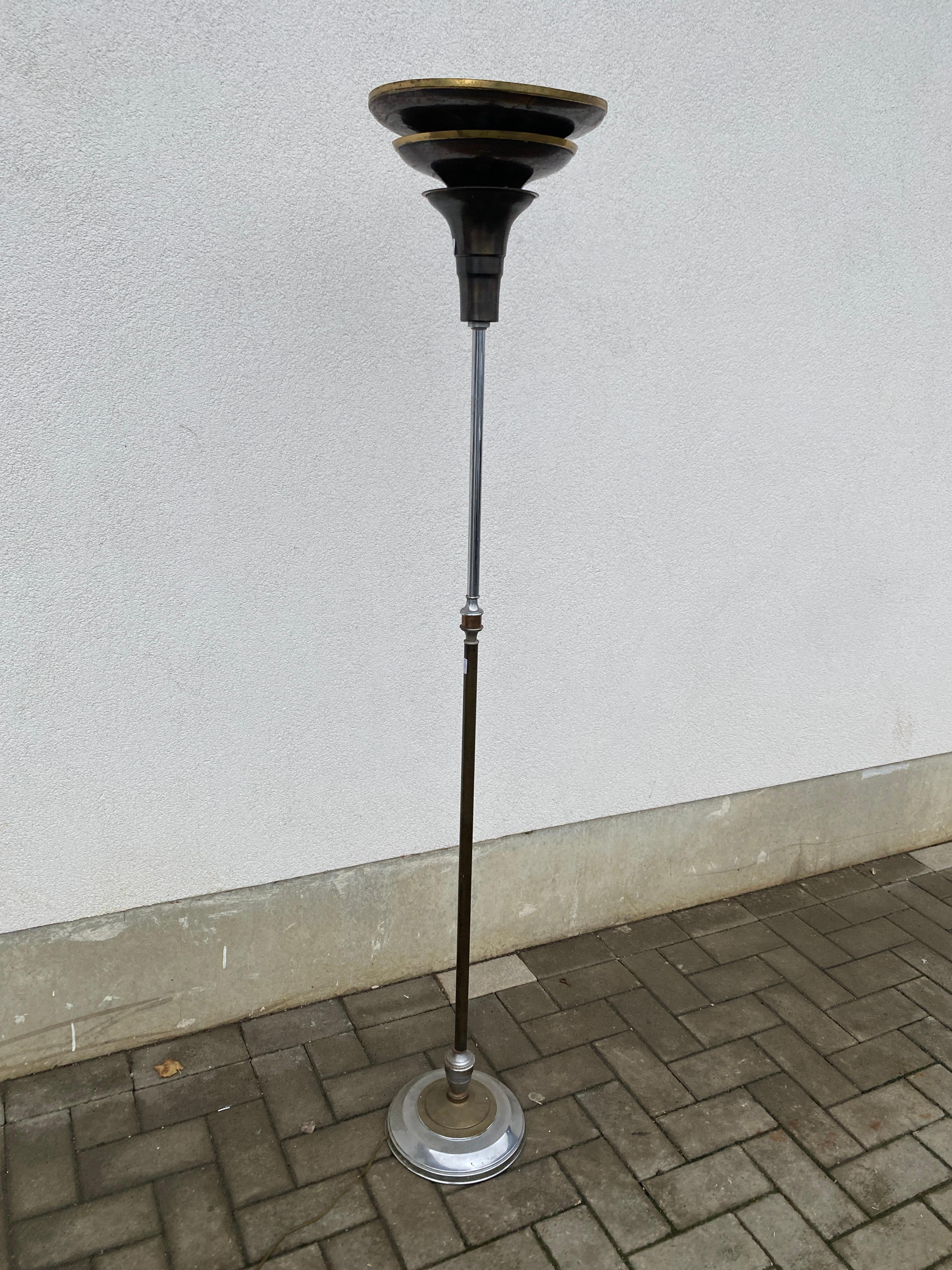 North American Art deco floor lamp, in metal and lacquered metal, circa 1930 For Sale