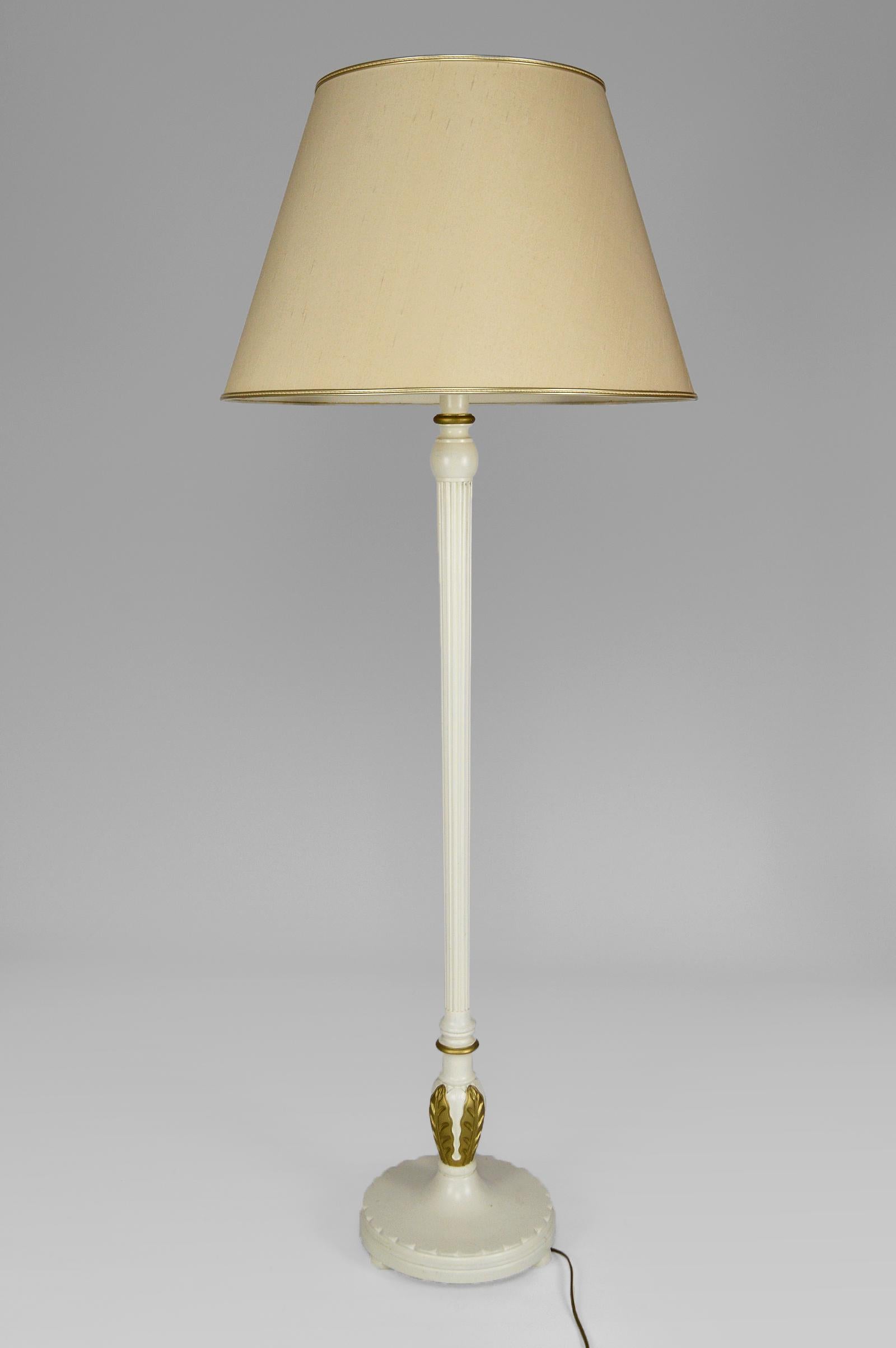 Floor lamp in white and gold painted wood with ceiling reflector and aluminum feeder.
4 lights. Cream and gold shade.

Art Deco style, France, circa 1925.
In the style of productions from the same period by Alfred Chambon, Paul Follot, Maurice