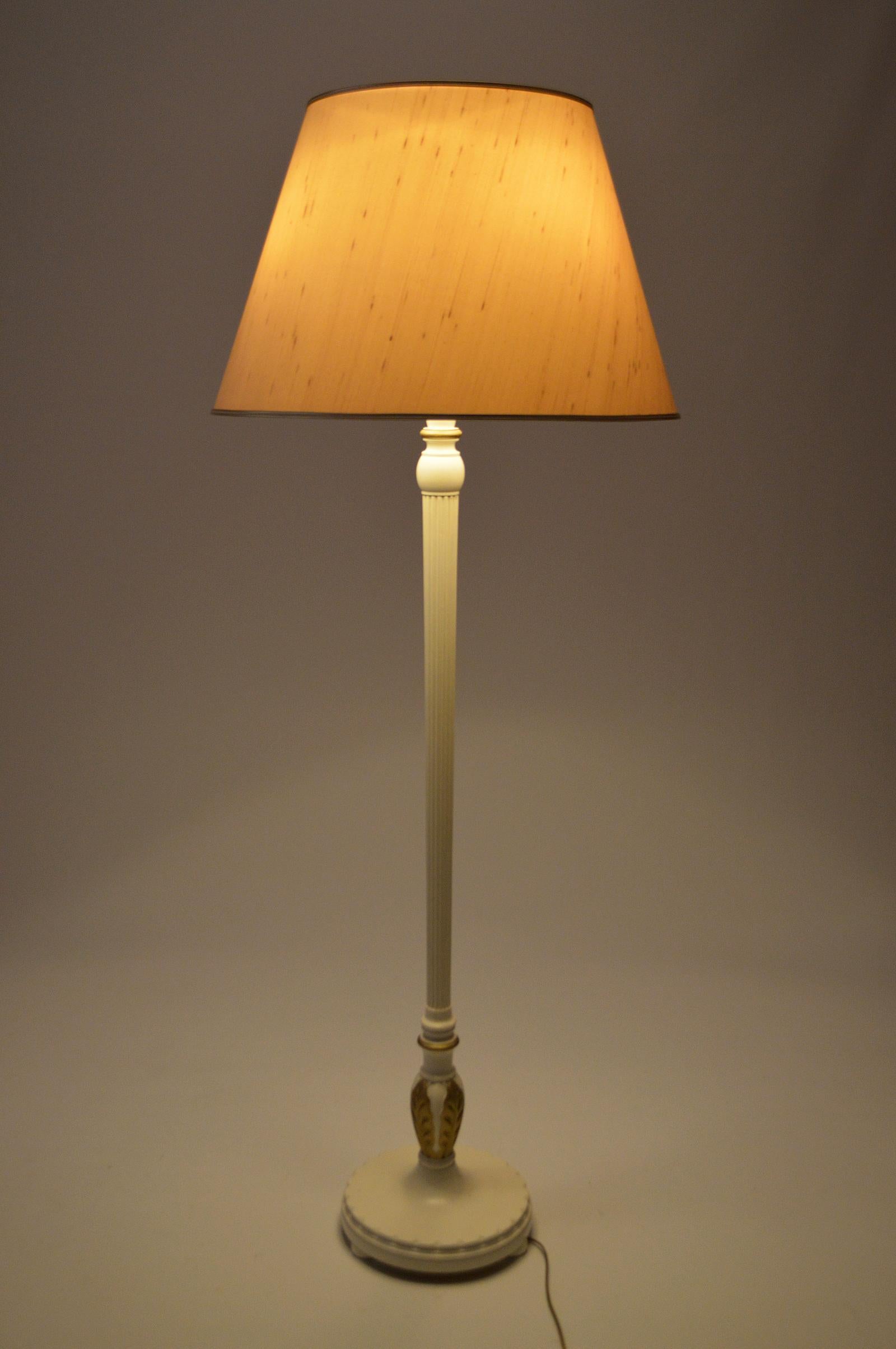 Art Deco Stehlampe aus bemaltem Holz, Frankreich, um 1925 (Art déco) im Angebot