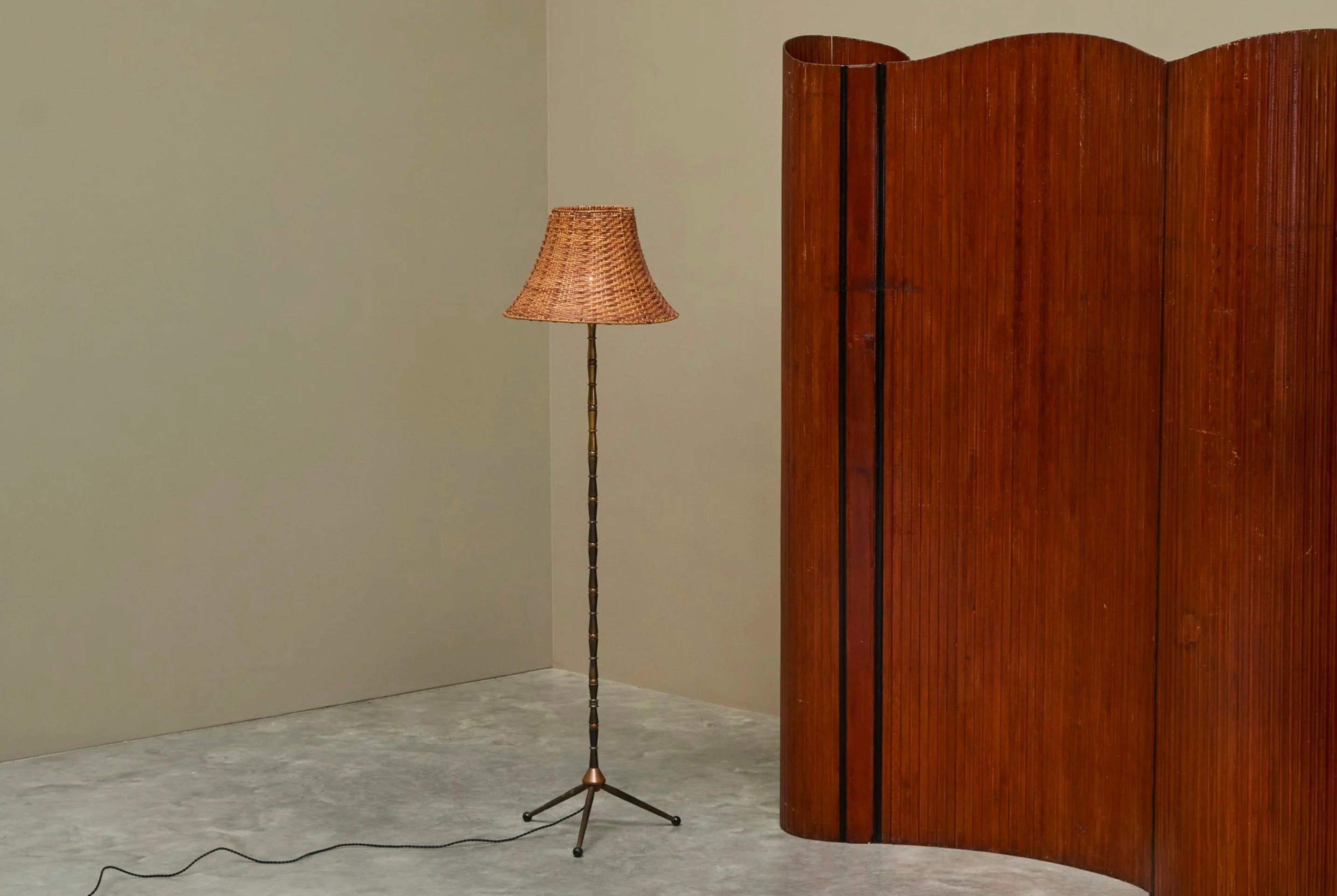 Lámpara de pie Art Decó de latón patinado con pantalla de ratán Años 40

Con un diseño sutil pero muy refinado, esta lámpara de pie sería un gran complemento para cualquier interior elegante. Es lujoso pero modesto y presenta un diseño casi