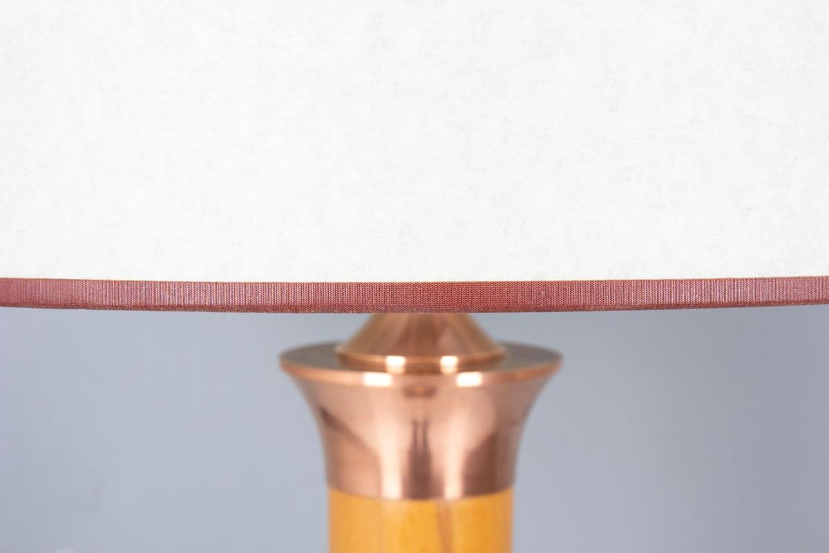 Art Deco Floor Lamp in Pearwood, Copper, and Bakelite, 1930s en Bueno estado para la venta en JASSANS-RIOTTIER, FR