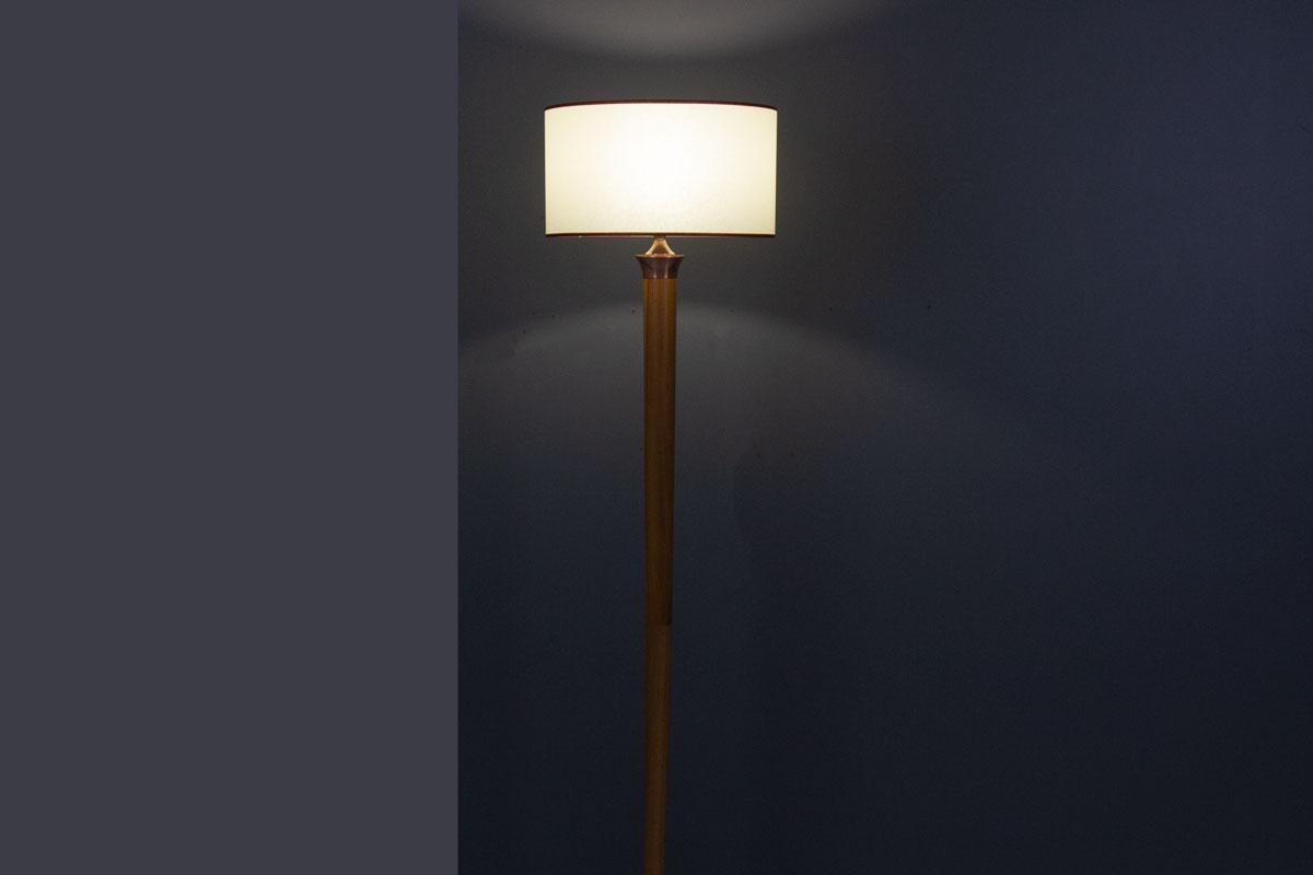 Art Deco Floor Lamp in Pearwood, Copper, and Bakelite, 1930s en venta 1