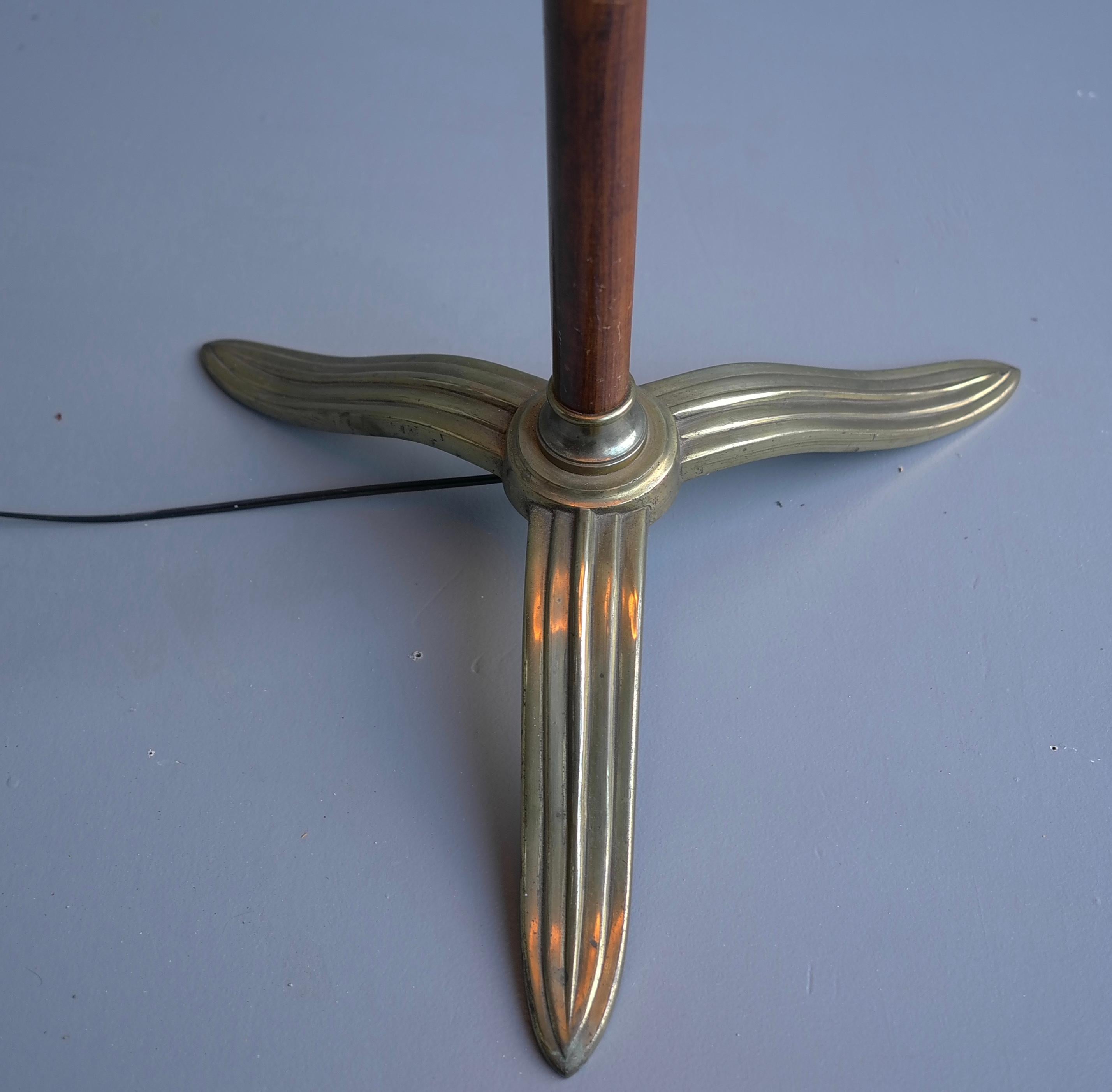 Mid-Century Modern Art Deco Floor Lamp in Walnut Wood, with Fine Brass Details, France 1930's For Sale