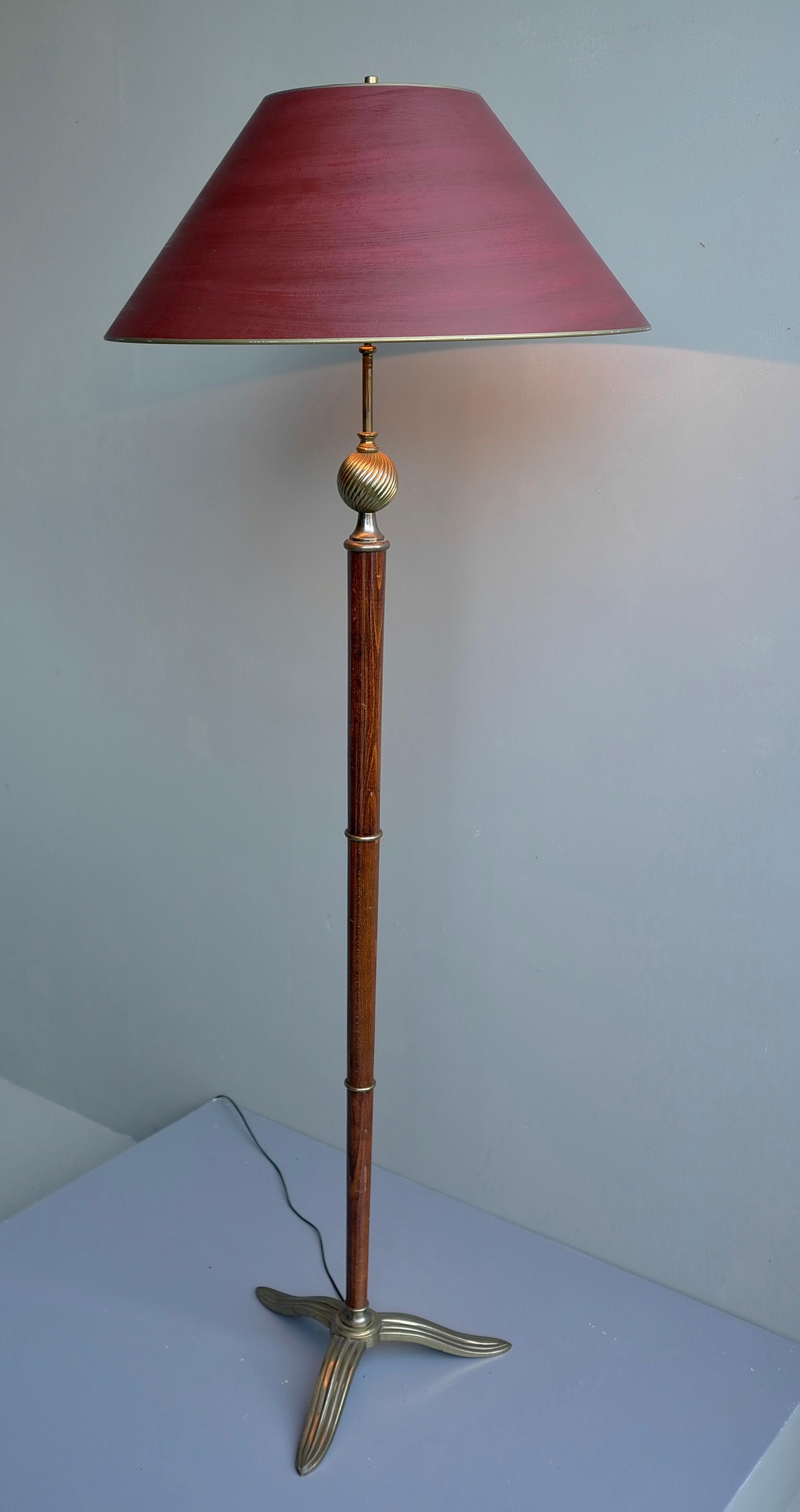 Art Deco Floor Lamp in Walnut Wood, with Fine Brass Details, France 1930's In Good Condition For Sale In Den Haag, NL
