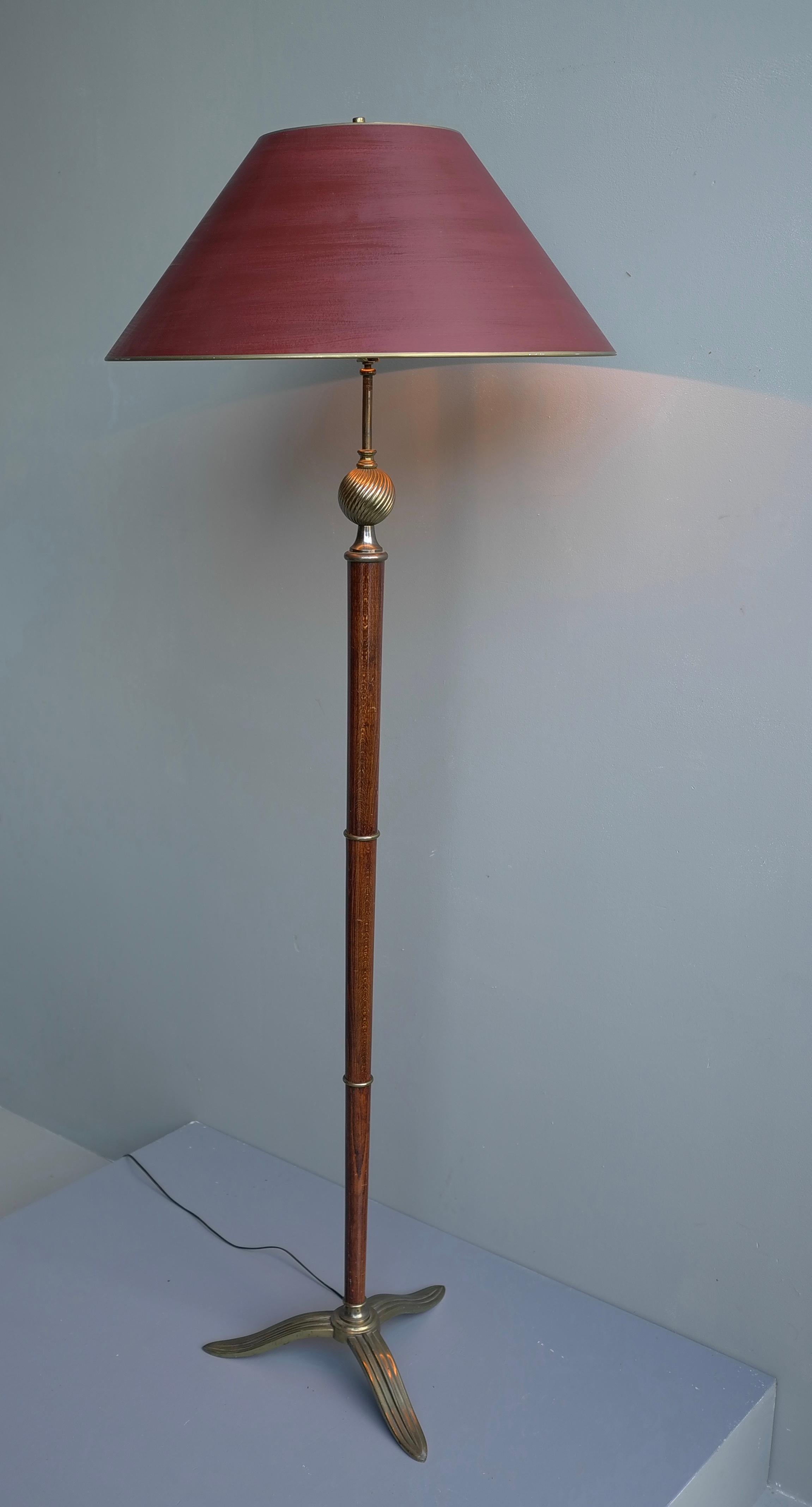 Art Deco Floor Lamp in Walnut Wood, with Fine Brass Details, France 1930's For Sale 1