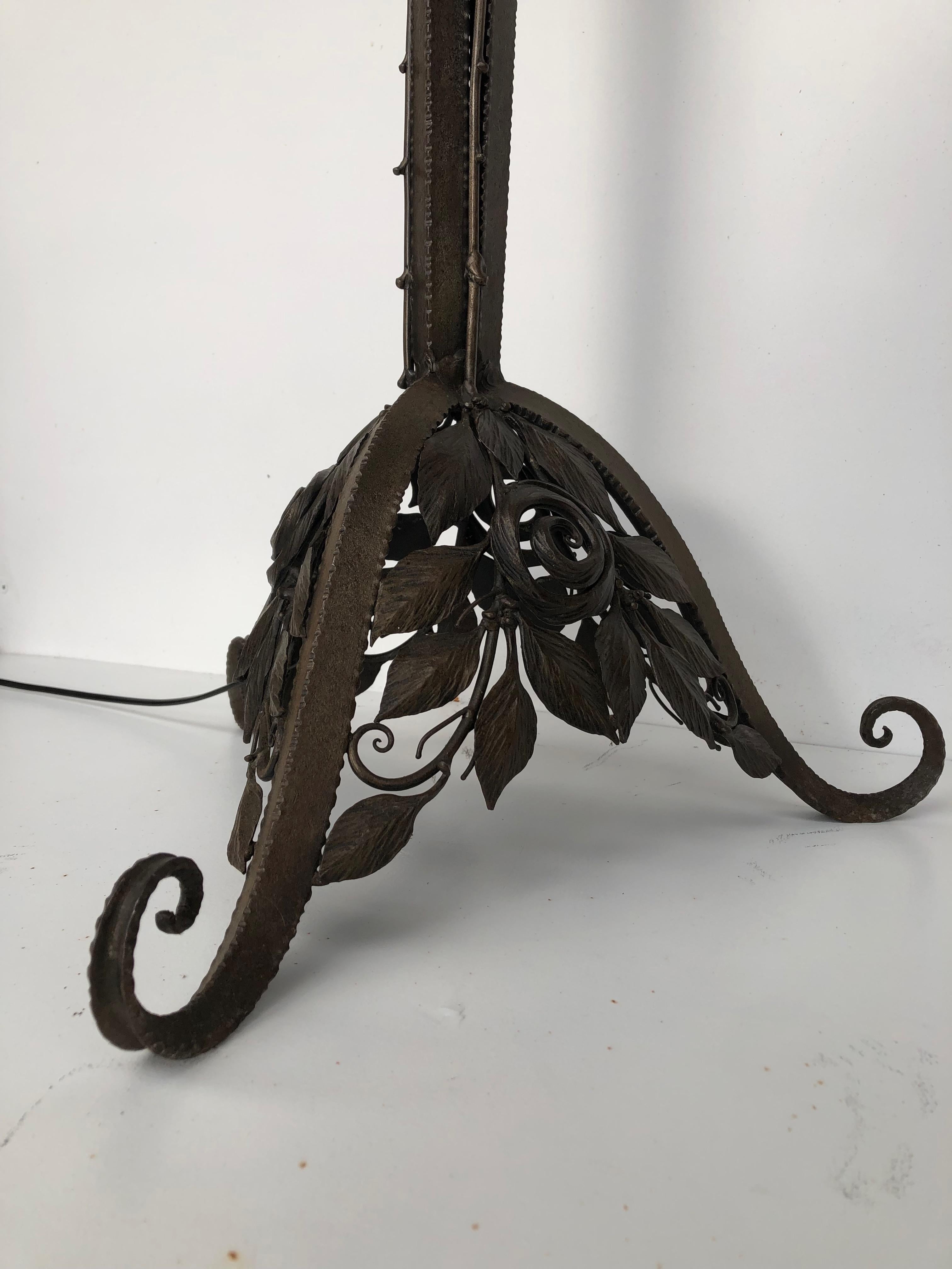 Lampadaire Art déco en fer forgé et albâtre en vente 4