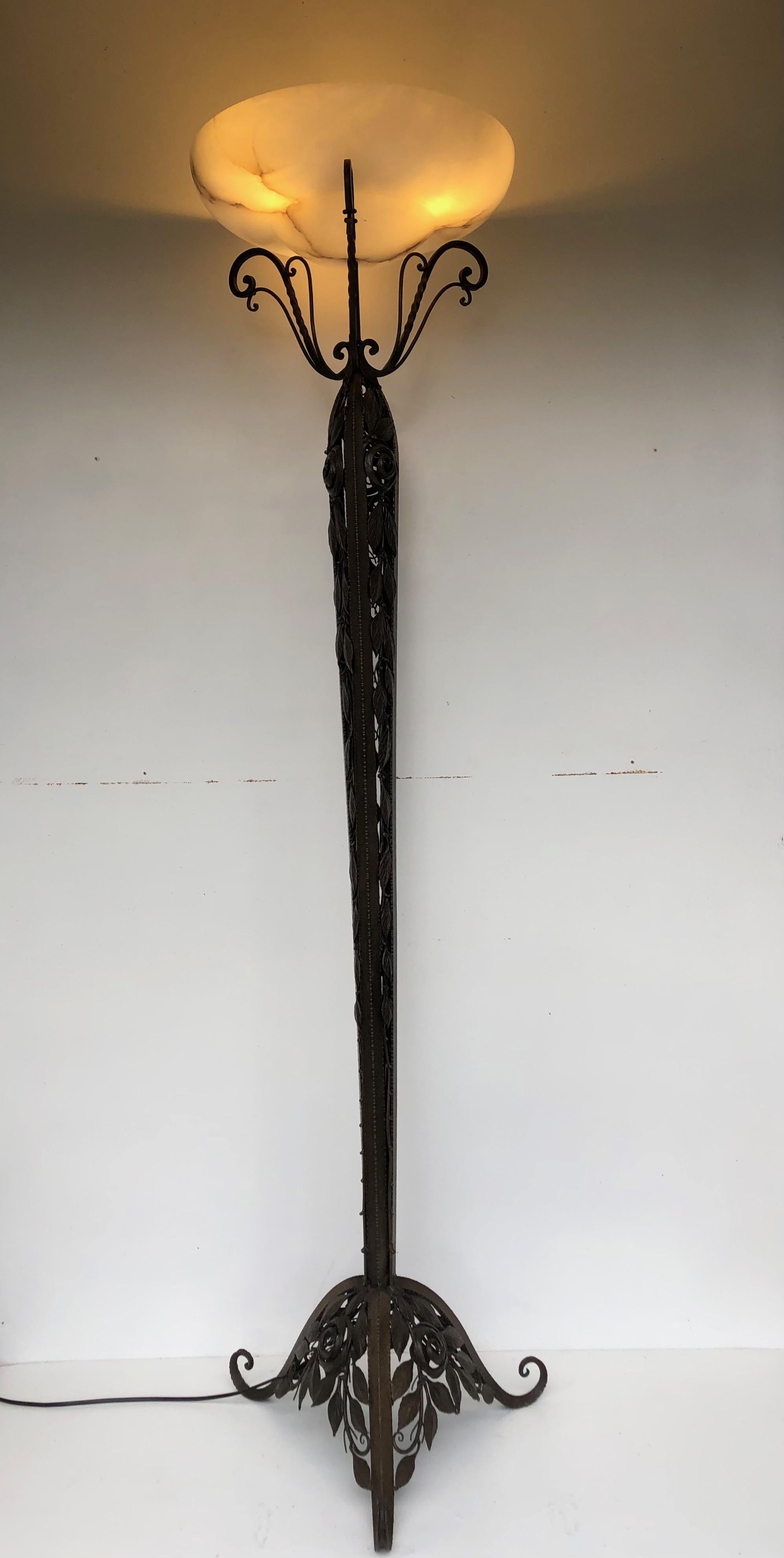 Lampadaire Art déco en fer forgé et albâtre en vente 6