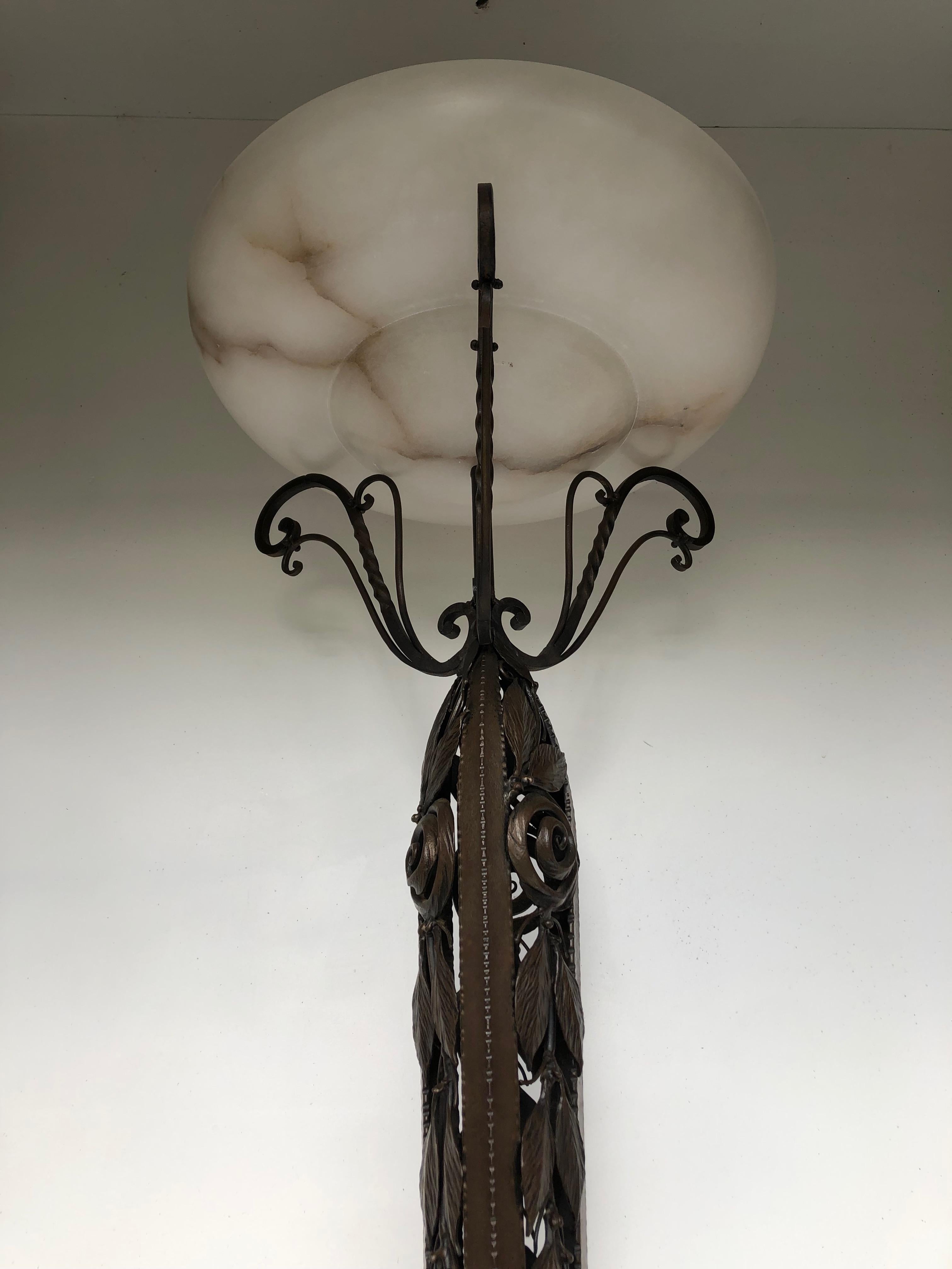 Lampadaire Art déco en fer forgé et albâtre en vente 7
