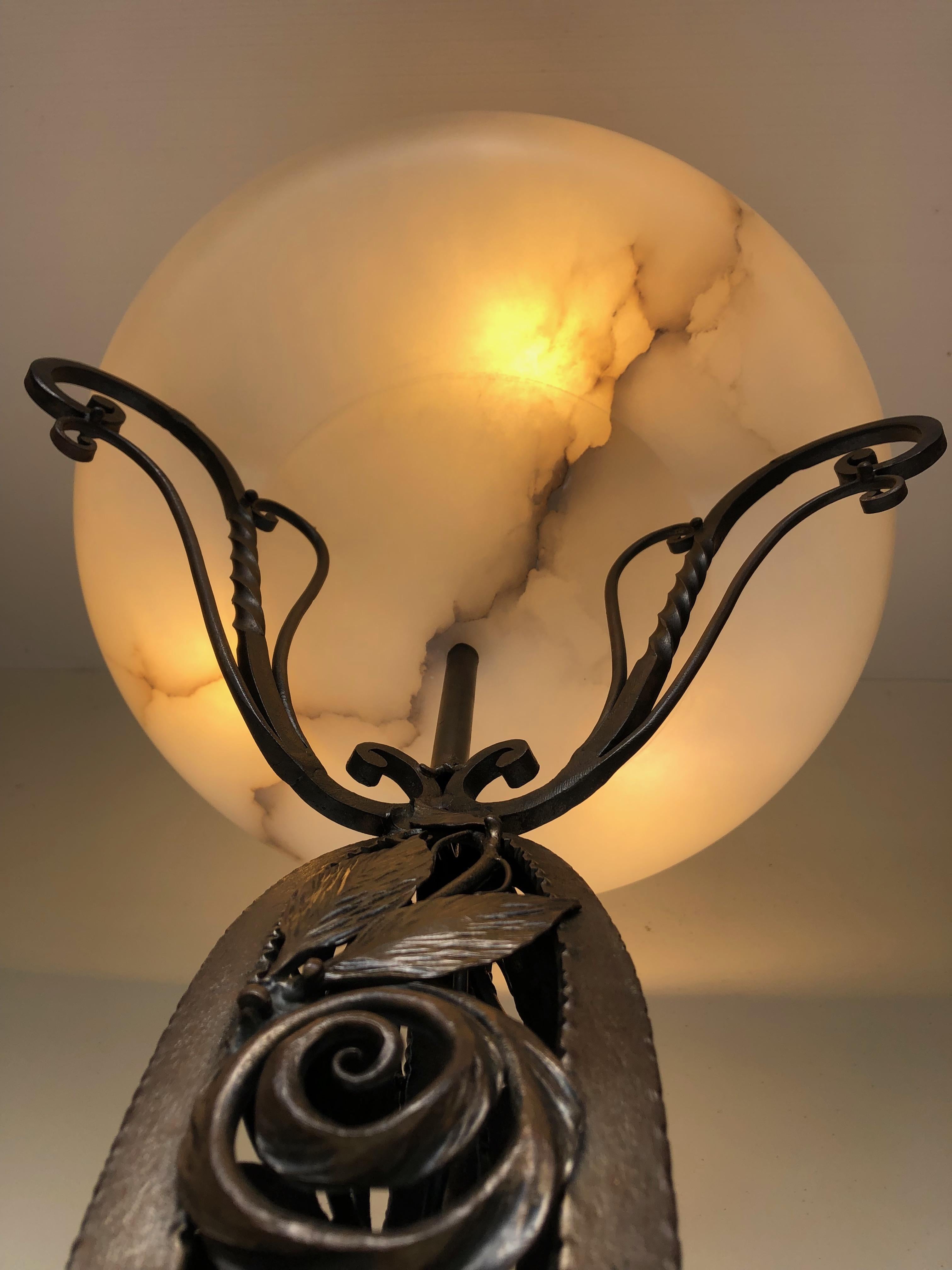 Lampadaire Art Déco en fer forgé circa 1930.
Base en fer forgé avec décor de feuillage.
Bol en albâtre.
Lampadaire en parfait état et électrifié.

Hauteur totale : 168 cm
Diamètre du bol : 42 cm
Diamètre de la base : 55 cm
Poids : 15 kg

L'envoi se
