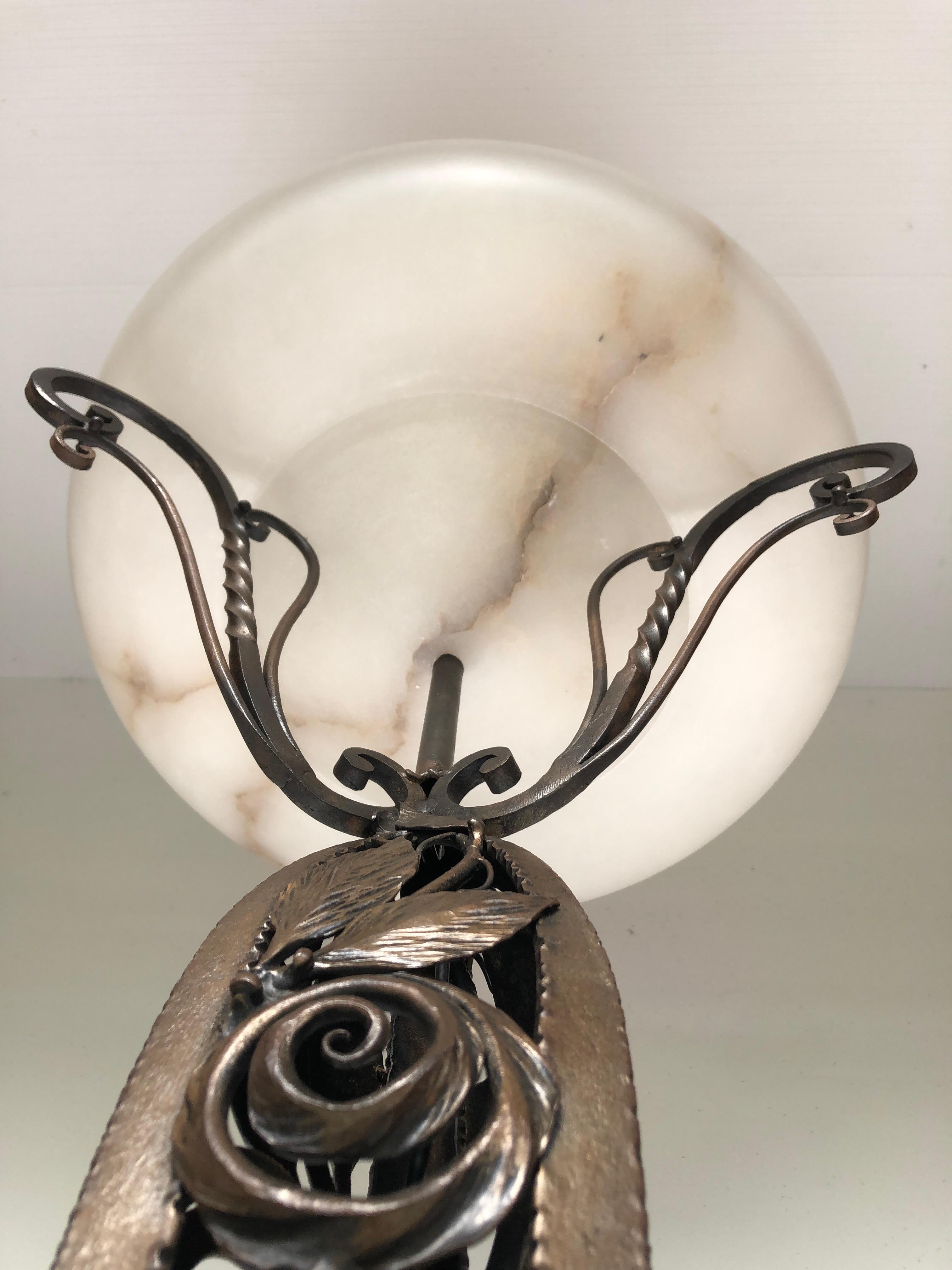 Français Lampadaire Art déco en fer forgé et albâtre en vente