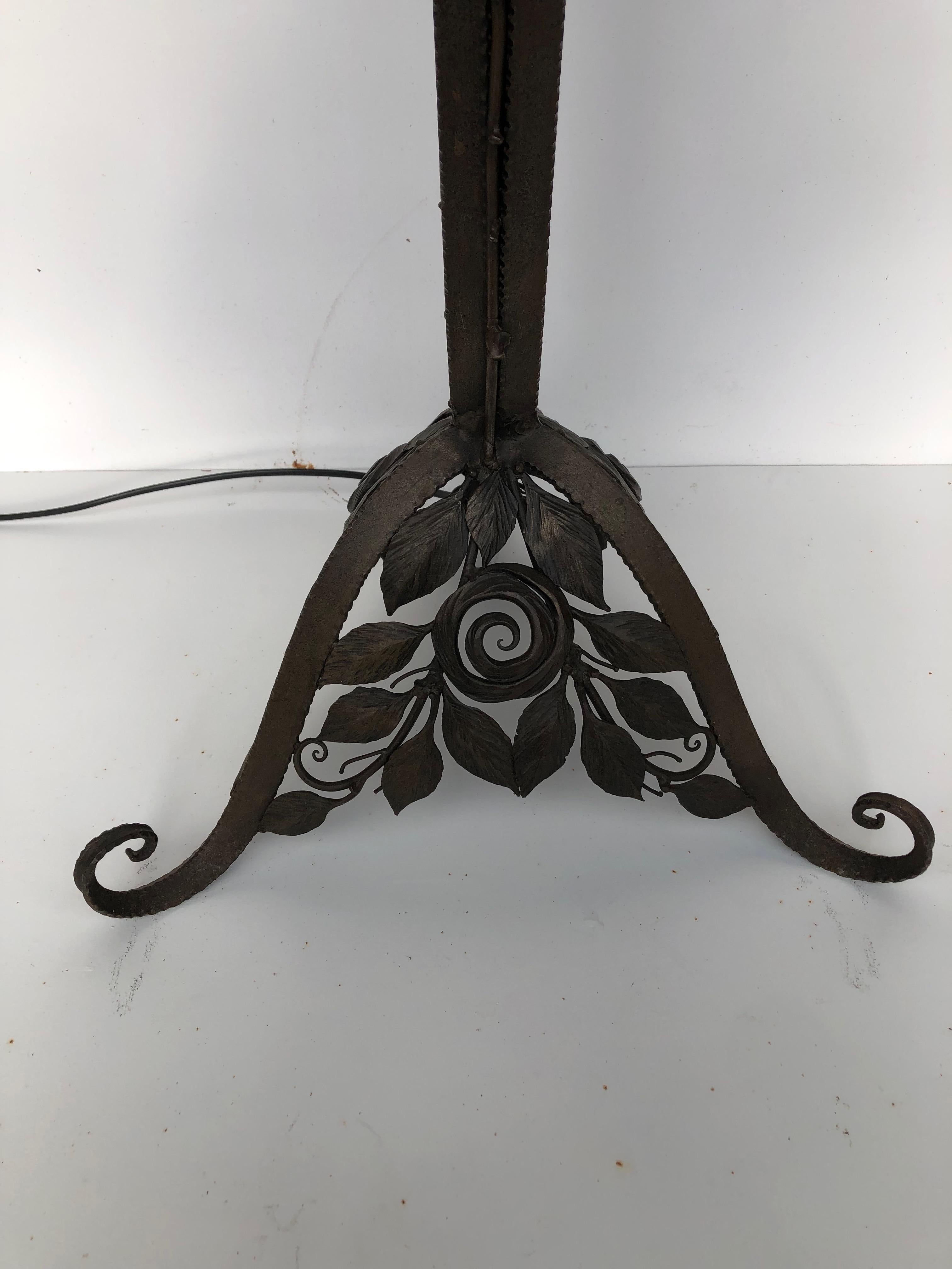 20ième siècle Lampadaire Art déco en fer forgé et albâtre en vente
