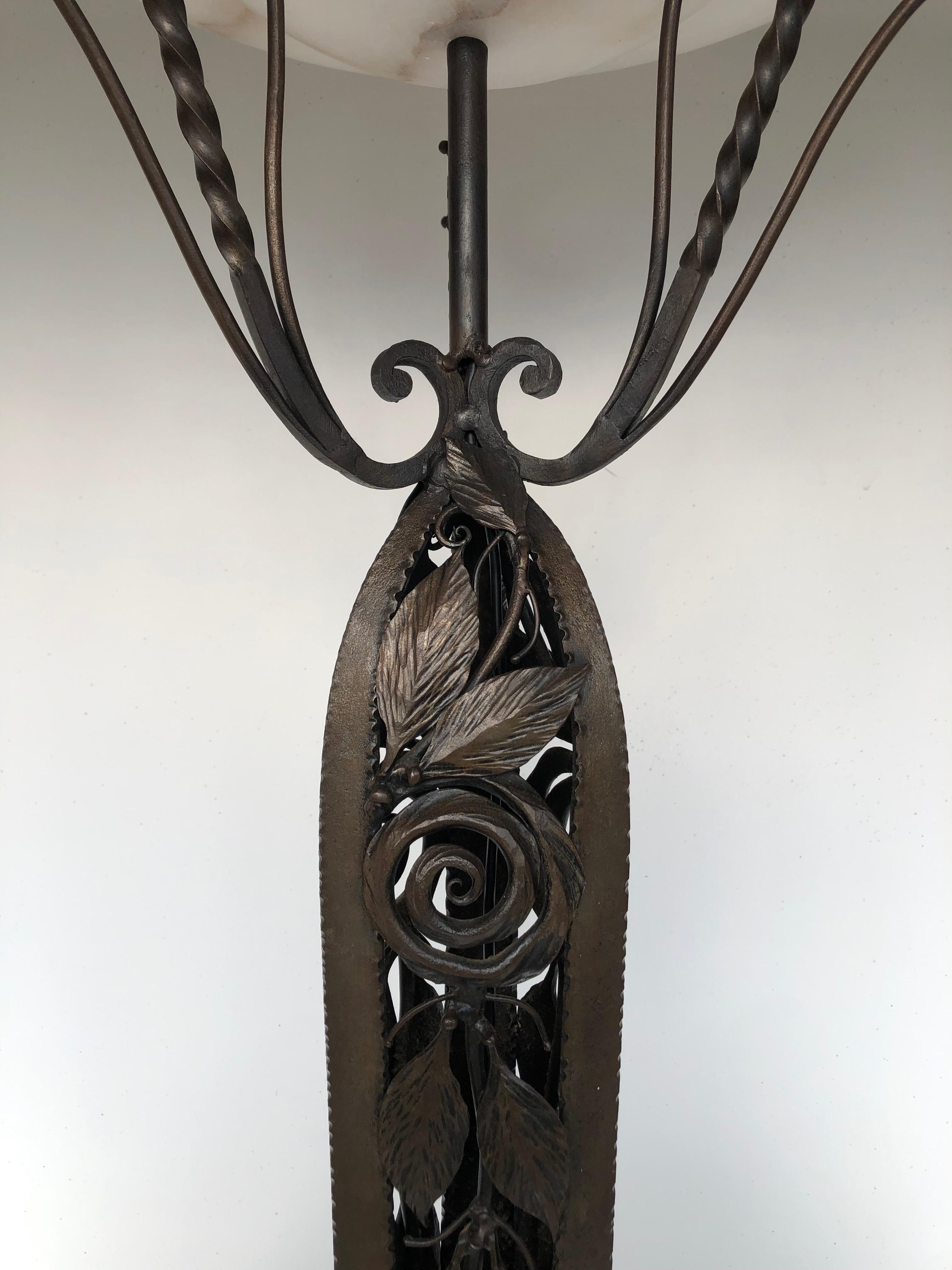 Fer forgé Lampadaire Art déco en fer forgé et albâtre en vente