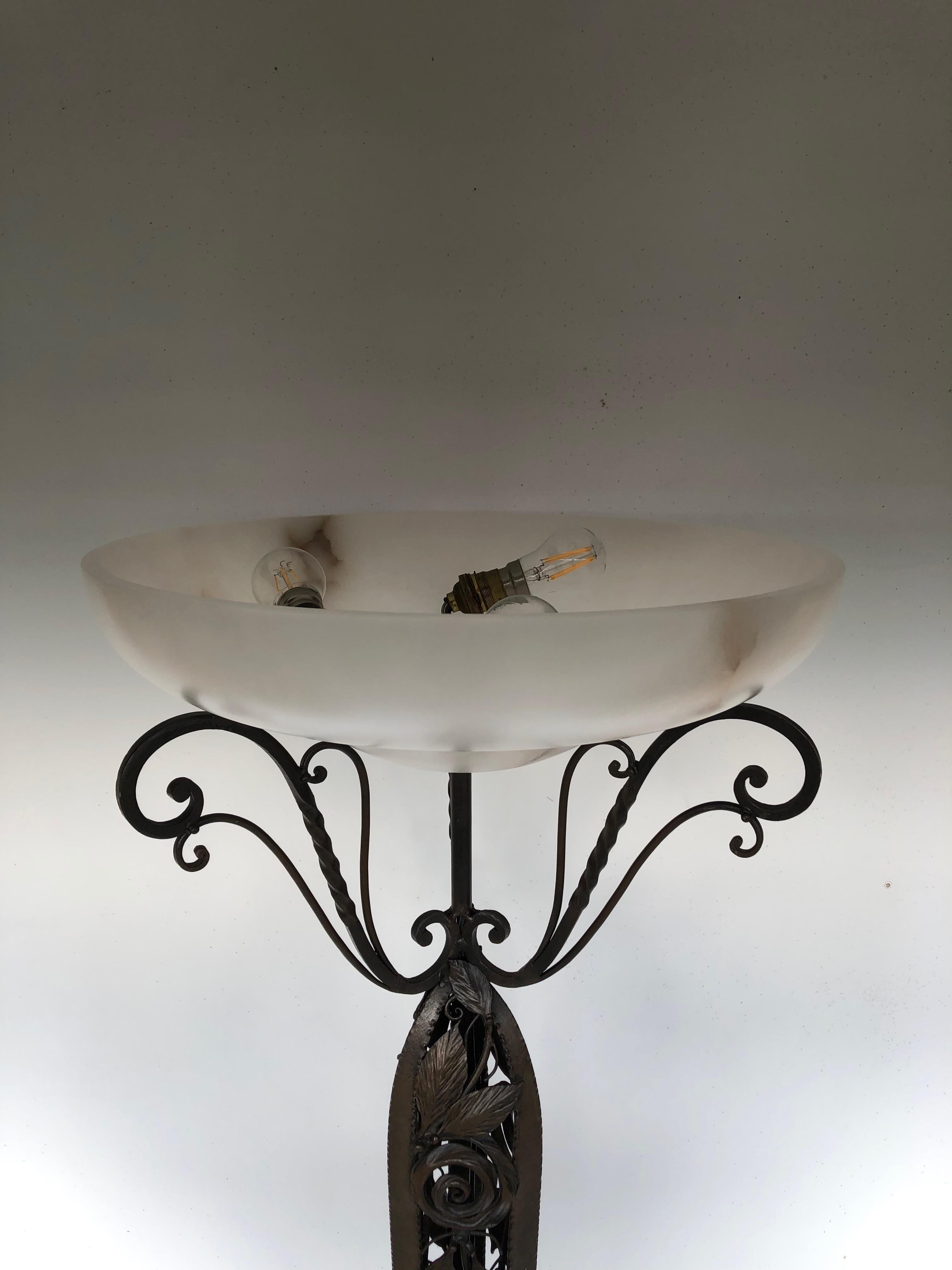 Lampadaire Art déco en fer forgé et albâtre en vente 1