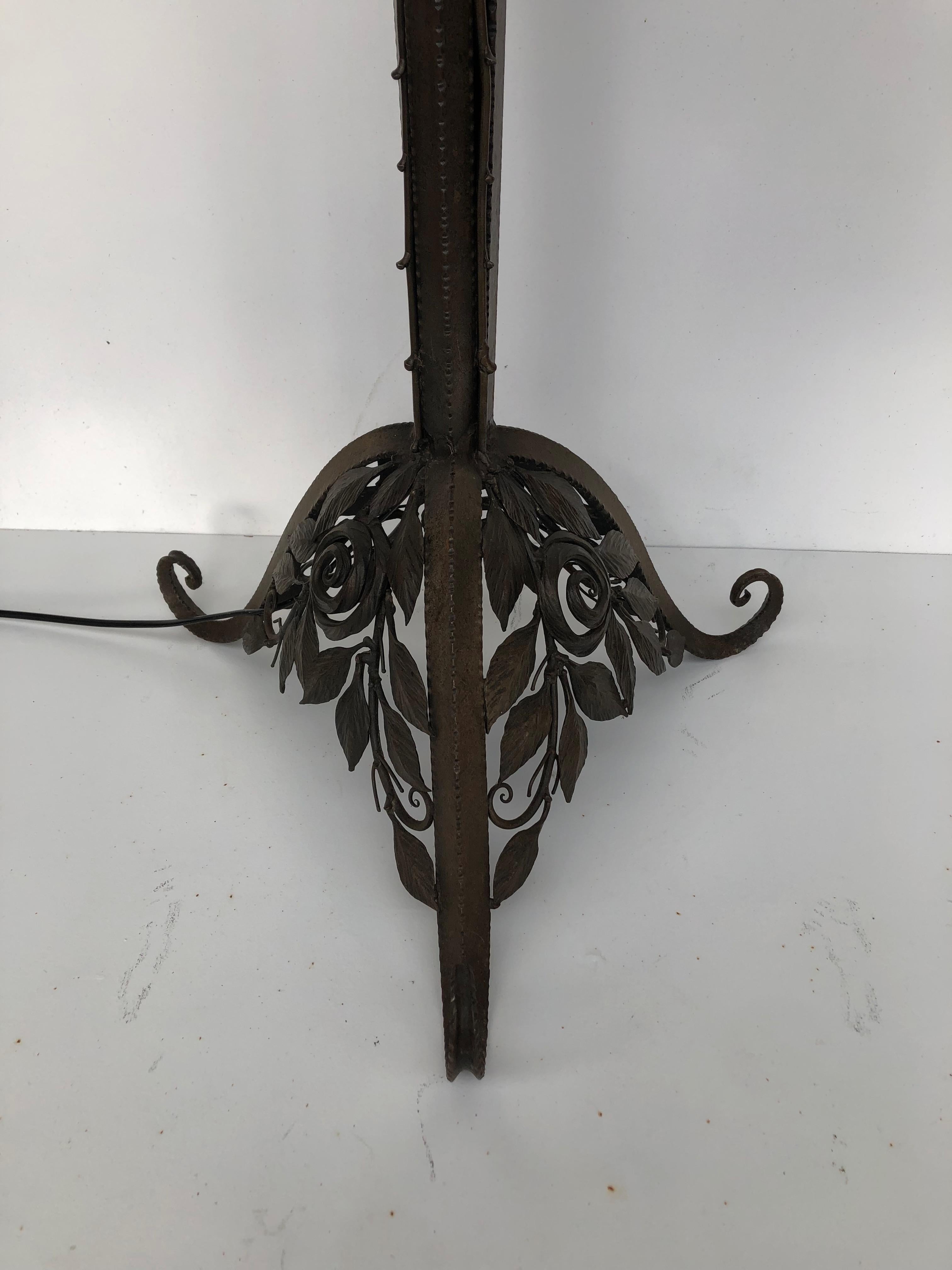 Lampadaire Art déco en fer forgé et albâtre en vente 3