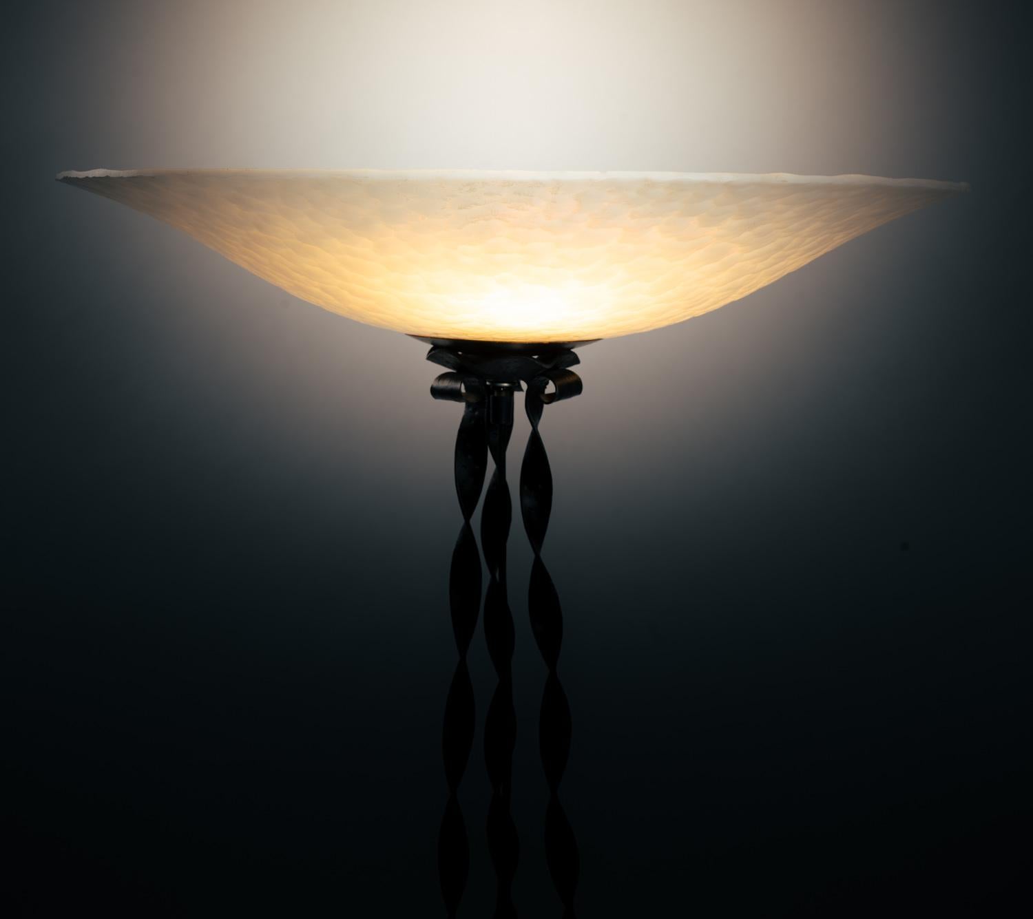 Lampadaire Art déco en fer forgé et verre, années 1930 en vente 9