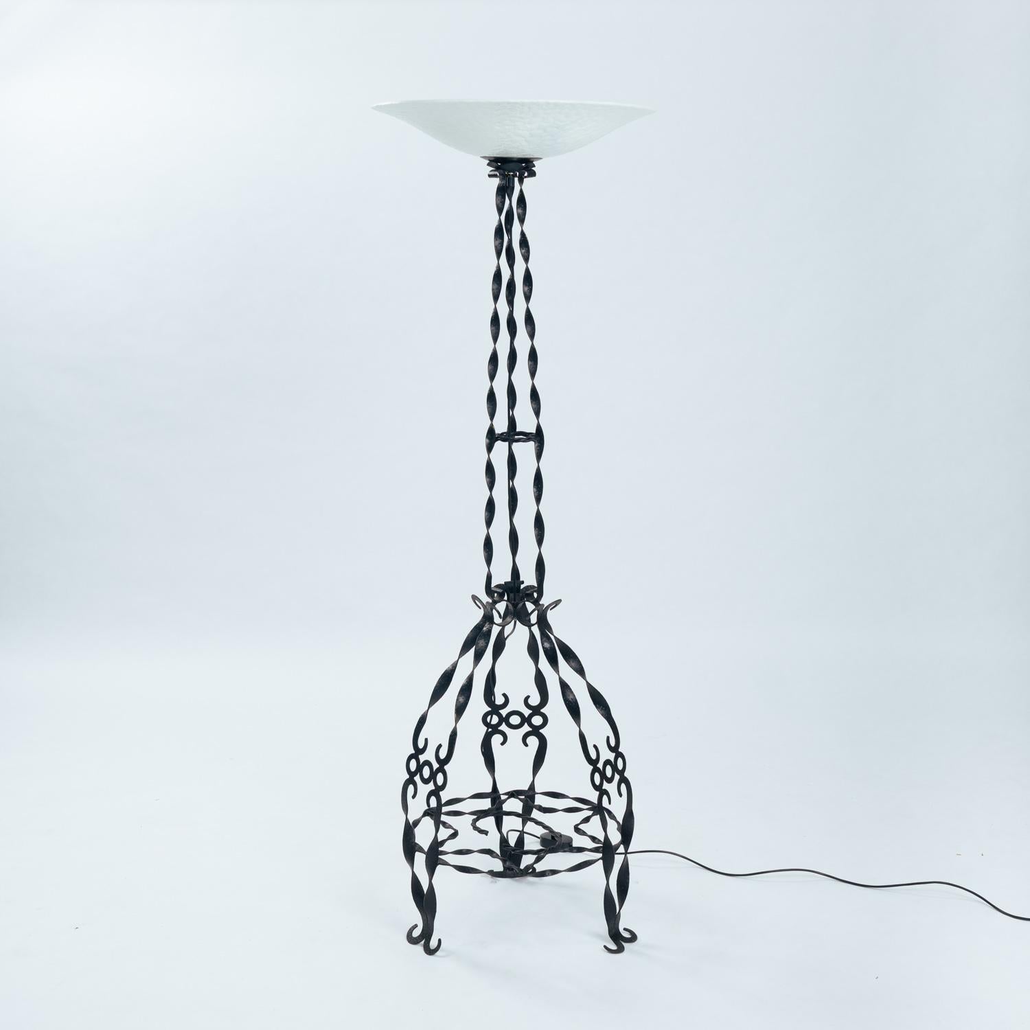 Lampadaire Art Déco en fer forgé et verre

Magnifique lampadaire en fer forgé avec capot en verre nuageux.
dimensions : h169 cm x w55 cm
l'électricité a été renouvelée.
Nous ne disposons pas d'un calendrier ni d'un héritage précis.