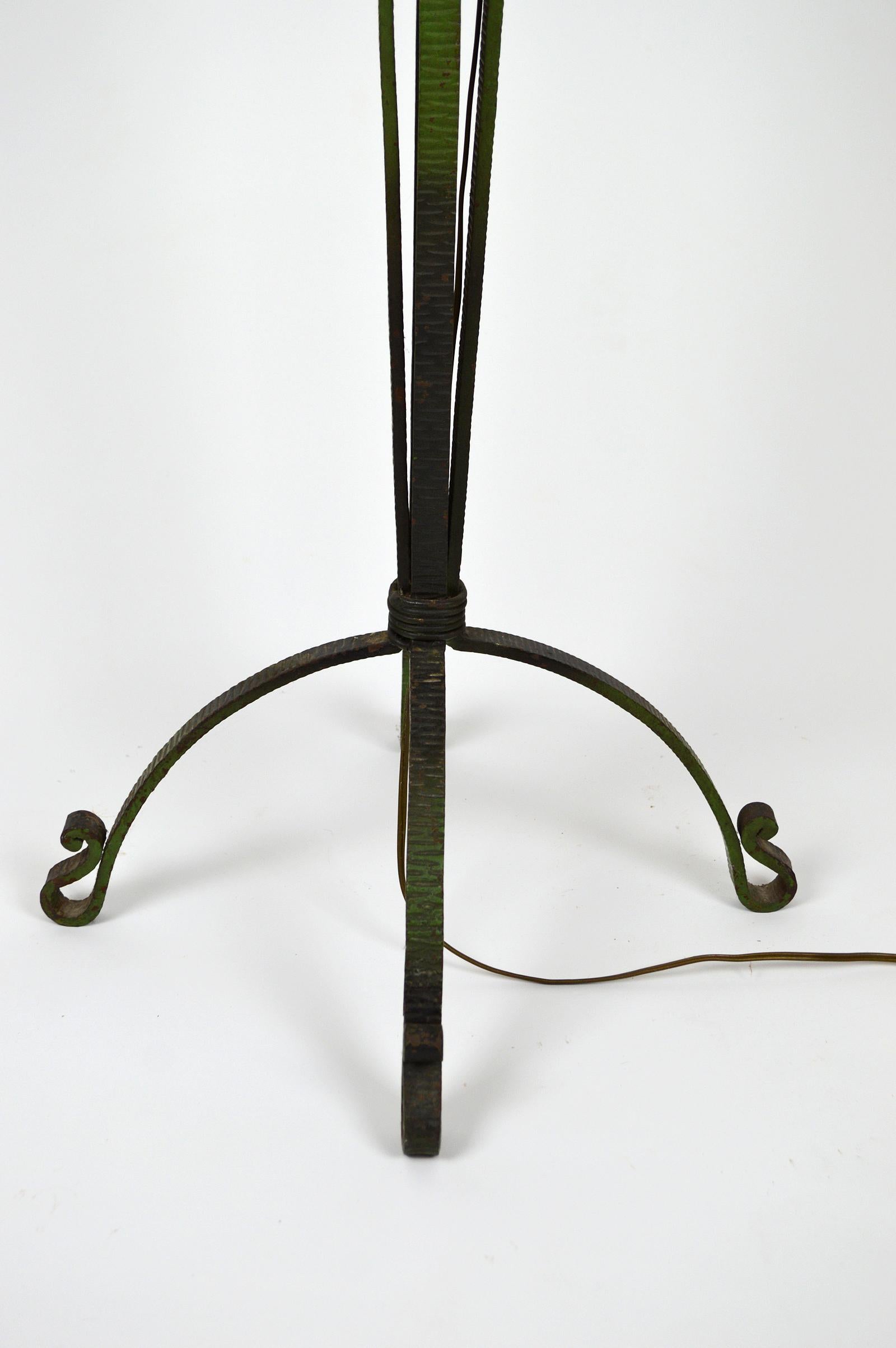 Art Deco Floor Lamp in Wrought Iron and Green Patina, France, circa 1930 For Sale 4
