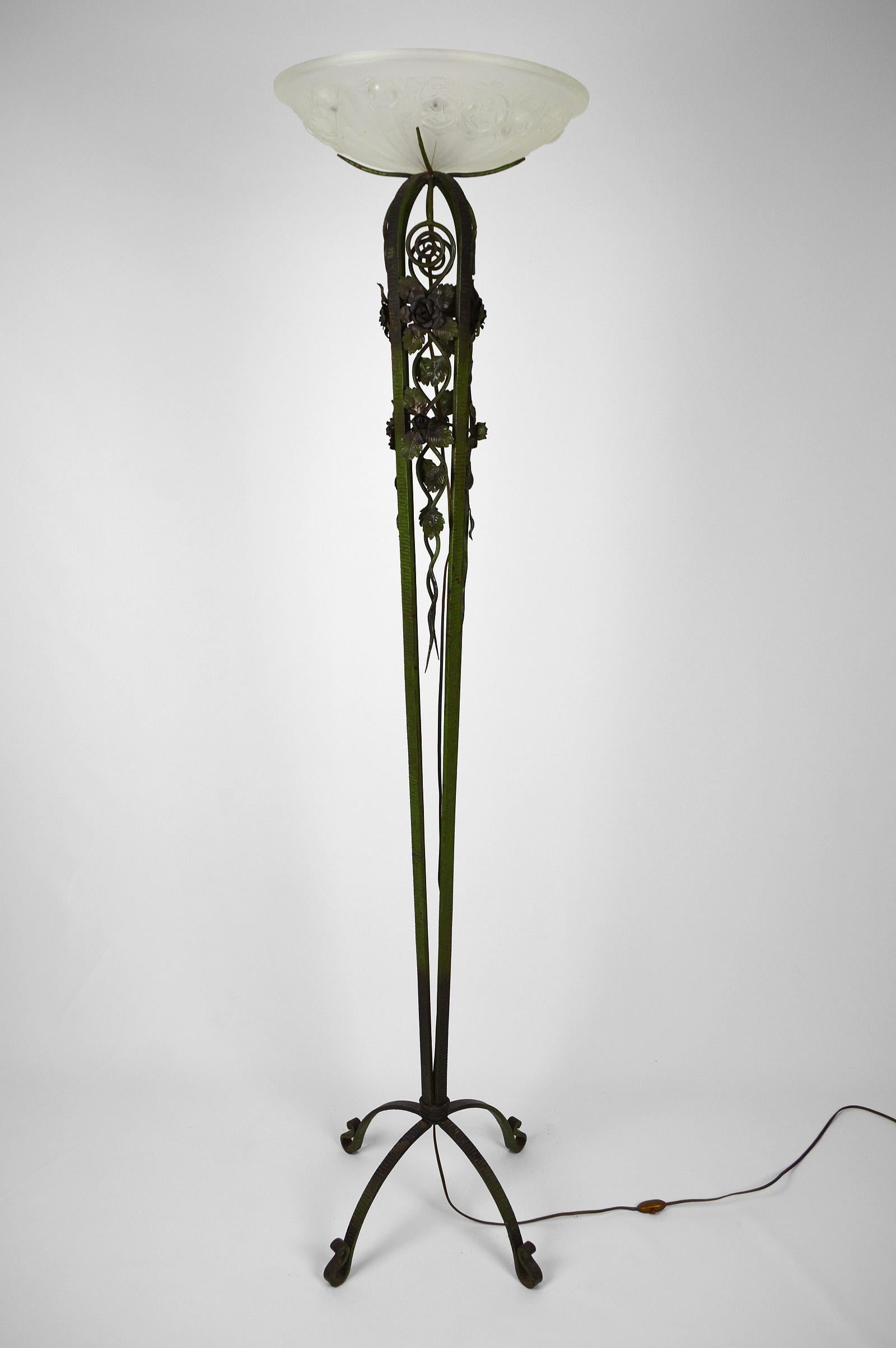 Superb Art Deco floor lamp in wrought iron with green patina.

Nicely decorated with climbing plants (rose bushes), roses and scrolls.
Molded glass basin with floral motifs.
Beautiful metal patina.

Art Deco, France, around 1930.
Unsigned,