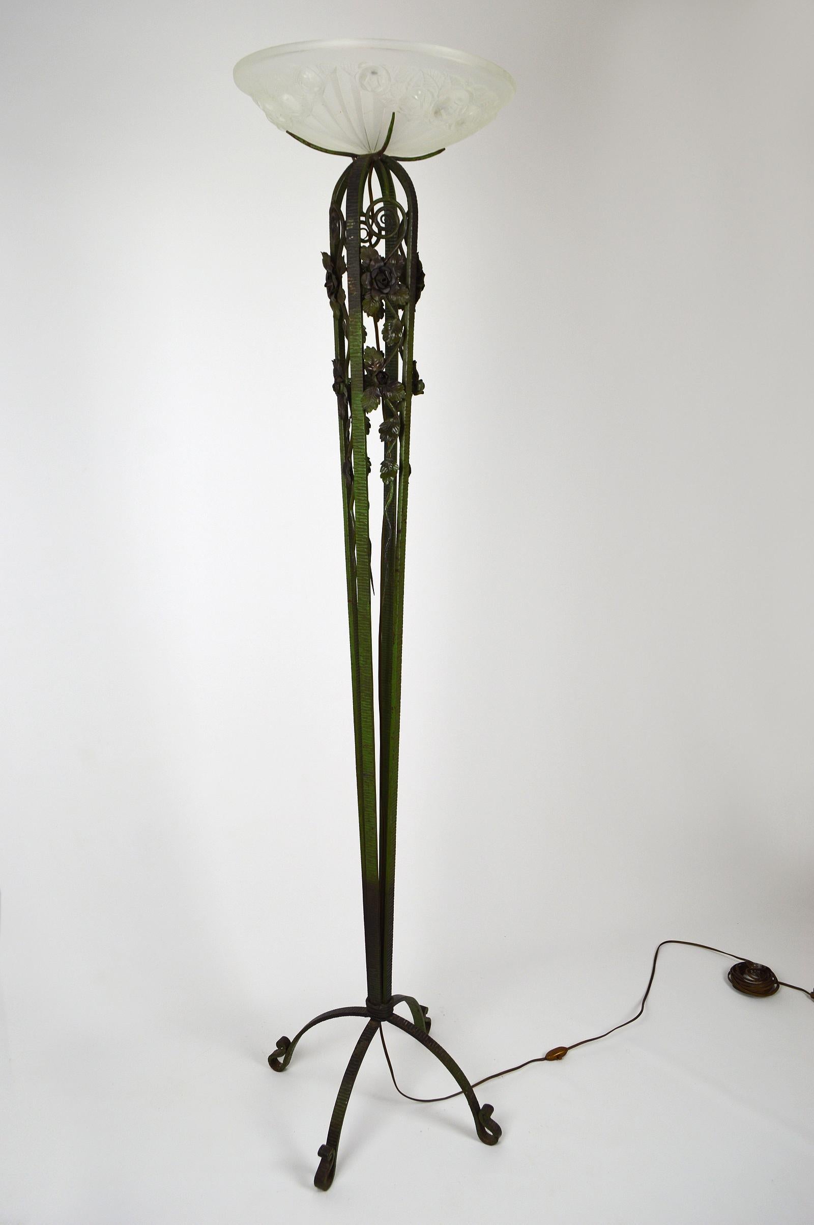 French Art Deco Floor Lamp in Wrought Iron and Green Patina, France, circa 1930 For Sale